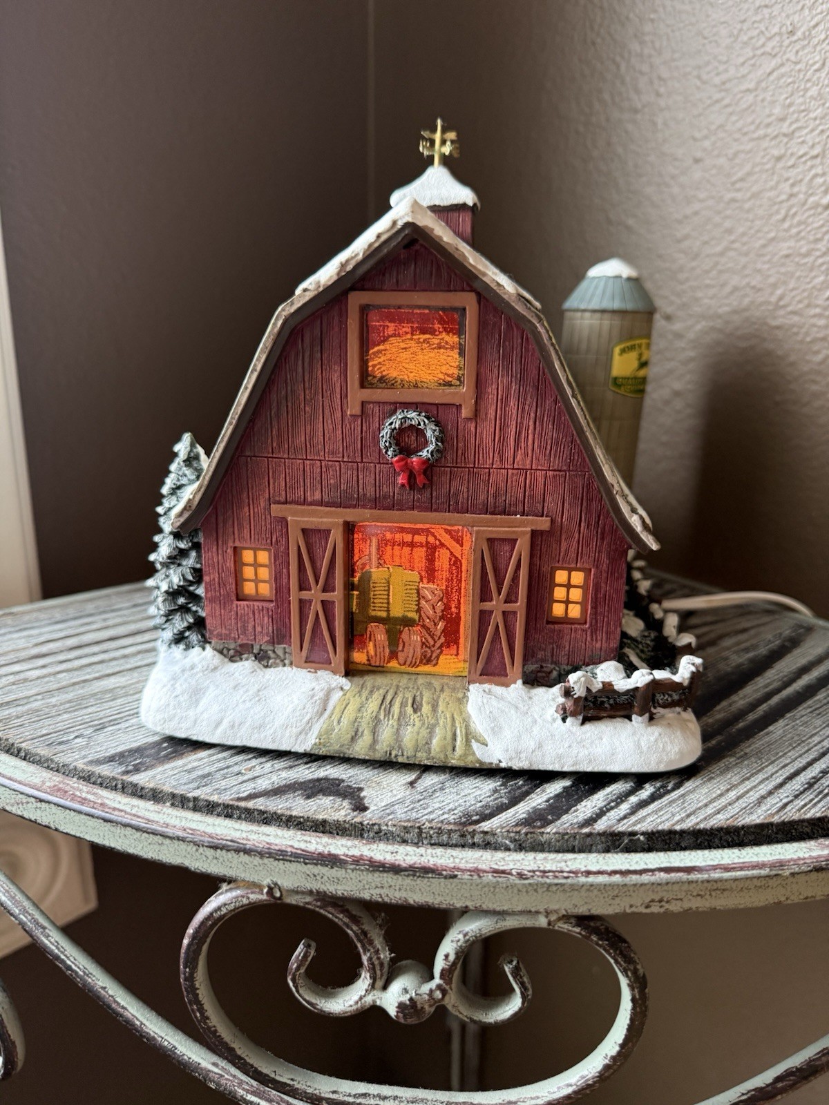 Thomas Kinkade Hawthorne Village John Deere Barn – Lighted Christmas Village