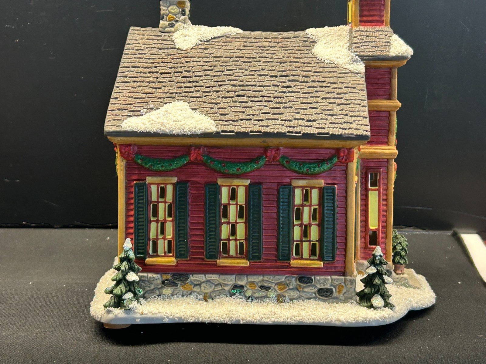 🎄🎄 St Nicholas Square Lighted Berrywood School House W/ 2 Extra figures