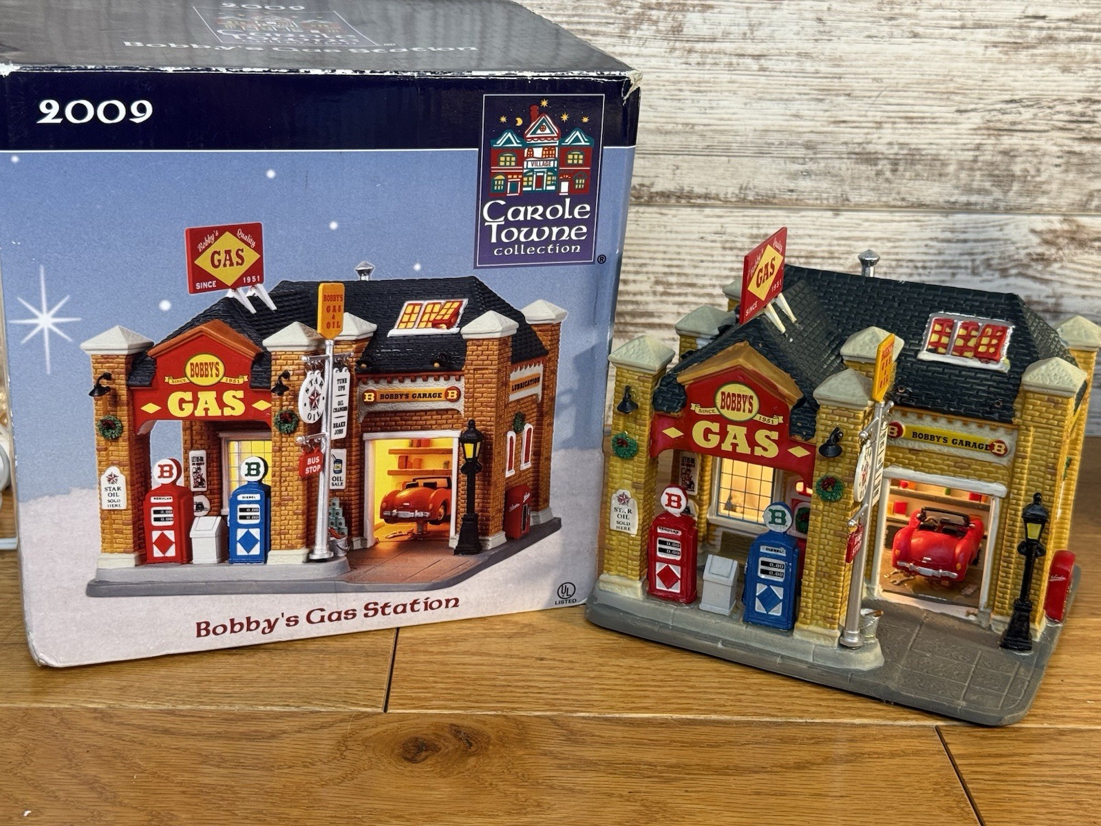 Legacy 2009 Carole Towne Collection BOBBY’S GAS STATION Lighted Building W/Box