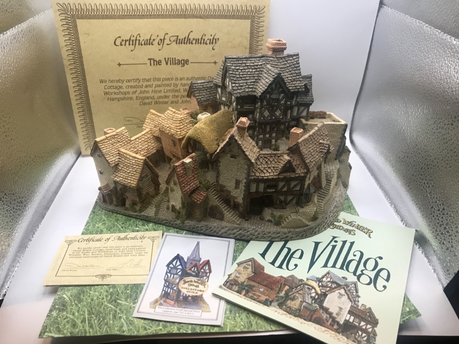 David Winter THE VILLAGE Very Large Piece W COA. 1981 Vintage Retired