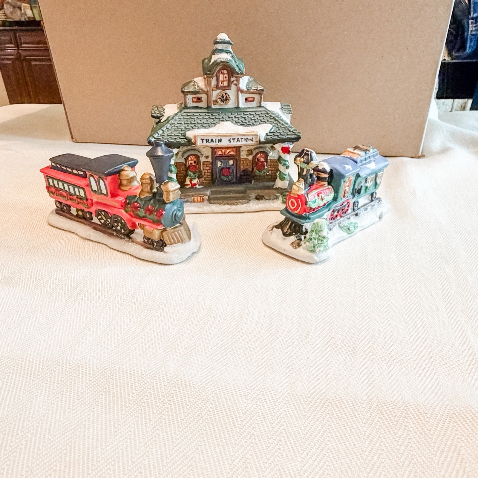 Cobblestone Corners Windham Heights 17 pc Ceramic Christmas Village 2004, 2005