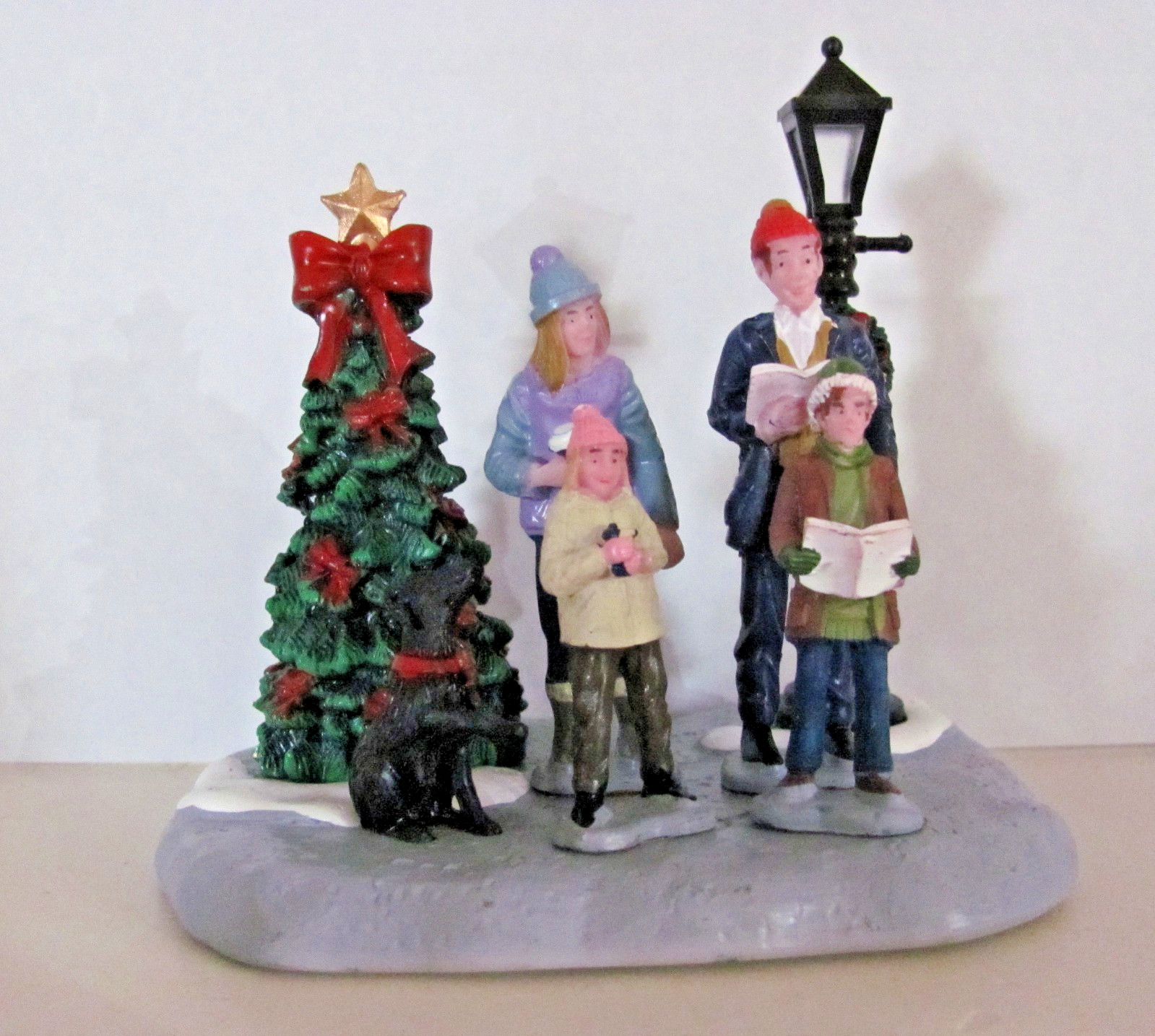 Lemax Vail Village Table Accent – Family Caroling #43722