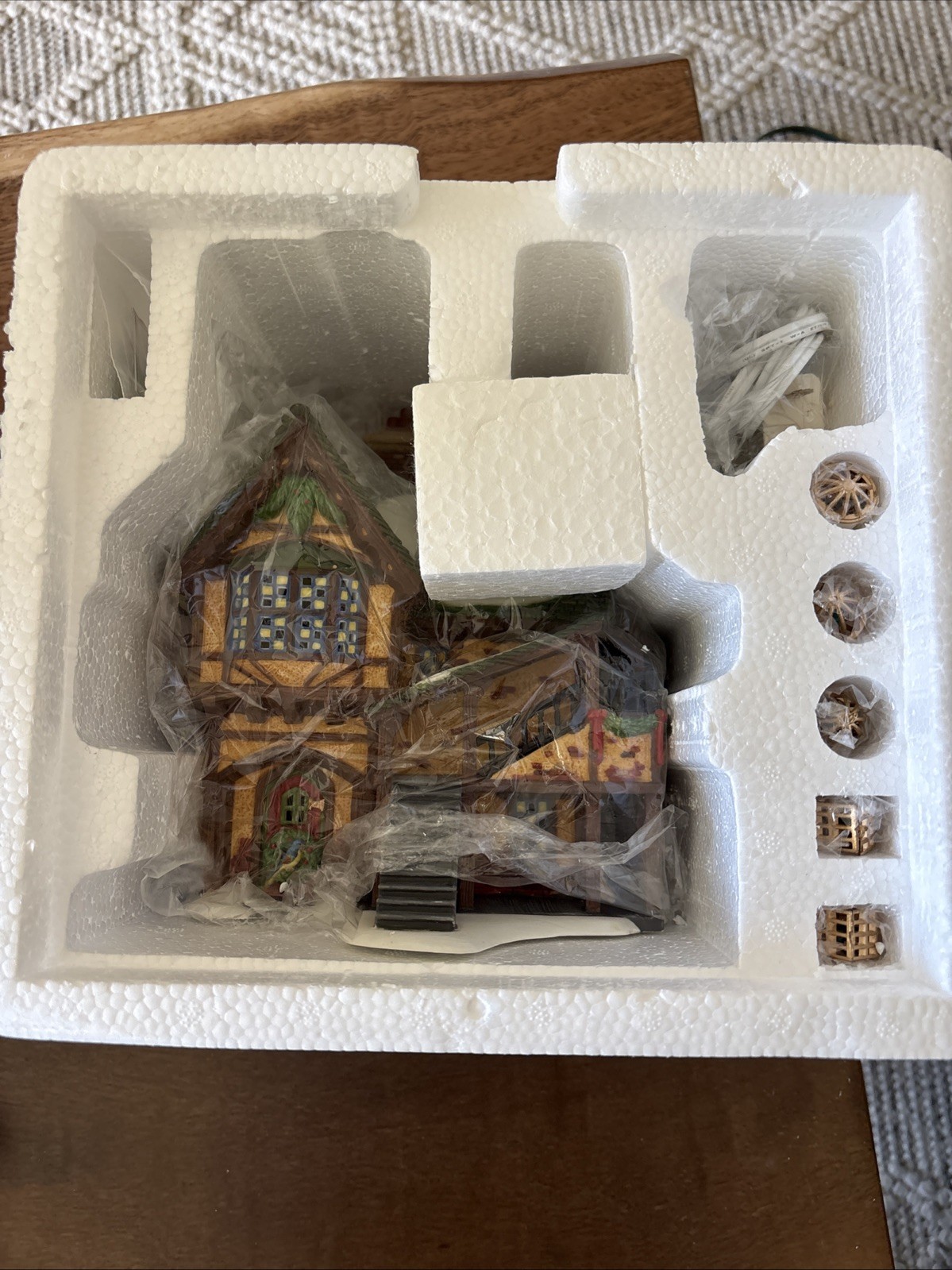 DEPARTMENT 56 Dickens’ Village WINGHAM LANE PARROT SELLER #56.58449 Illuminated