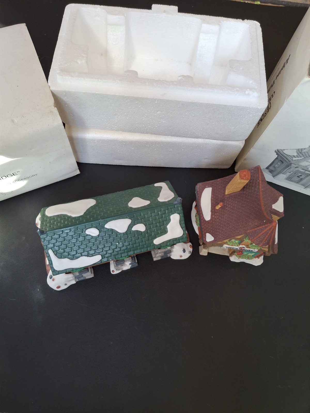 2 DEPT 56 Heritage Village Collection Alpine Kukuck Uhren & Two Rivers Bridge