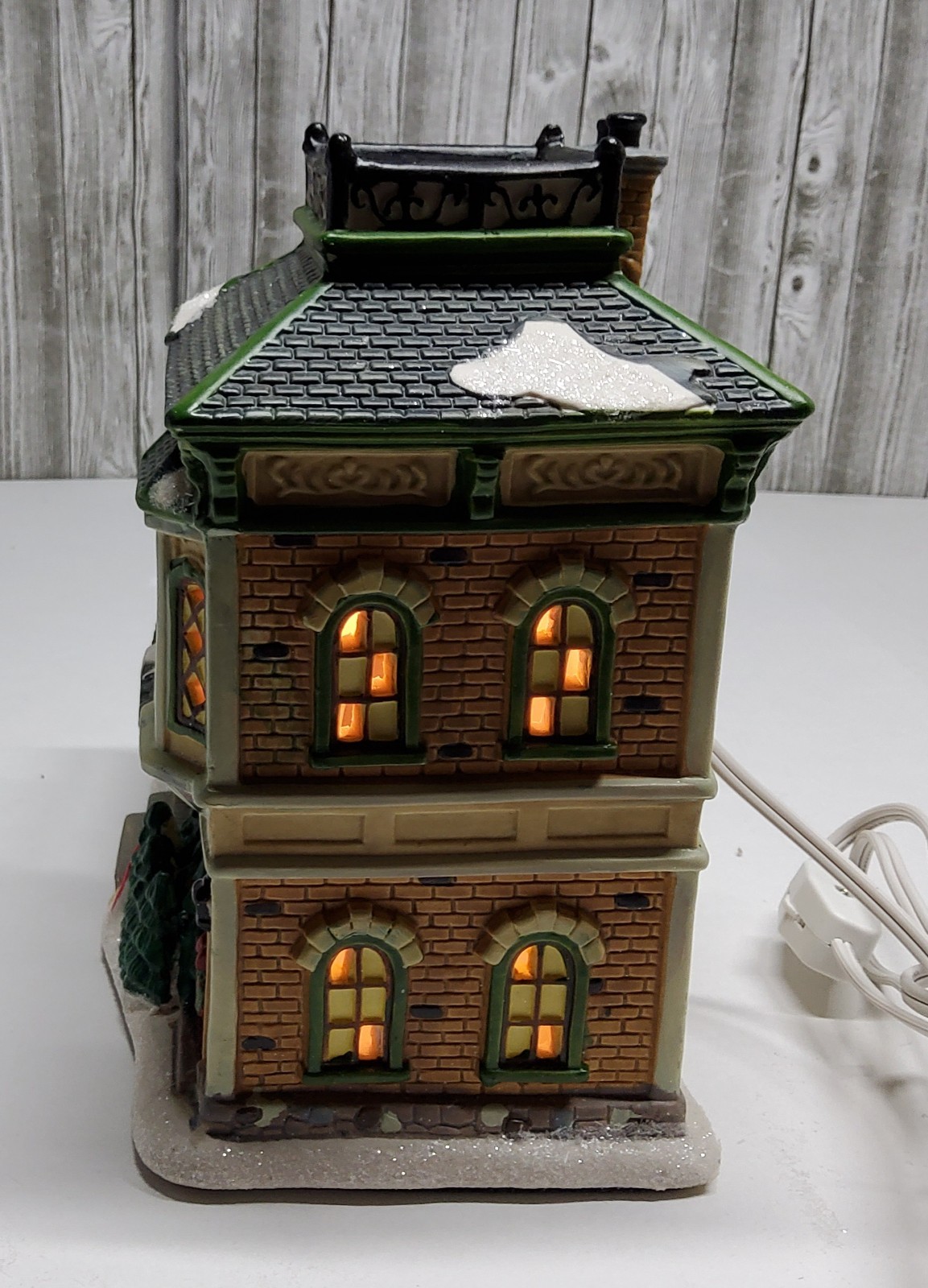 HOLIDAY INSPIRATIONS “GARDEN SHOP” LIGHT UP PORCELAIN CHRISTMAS HOUSE W/BOX