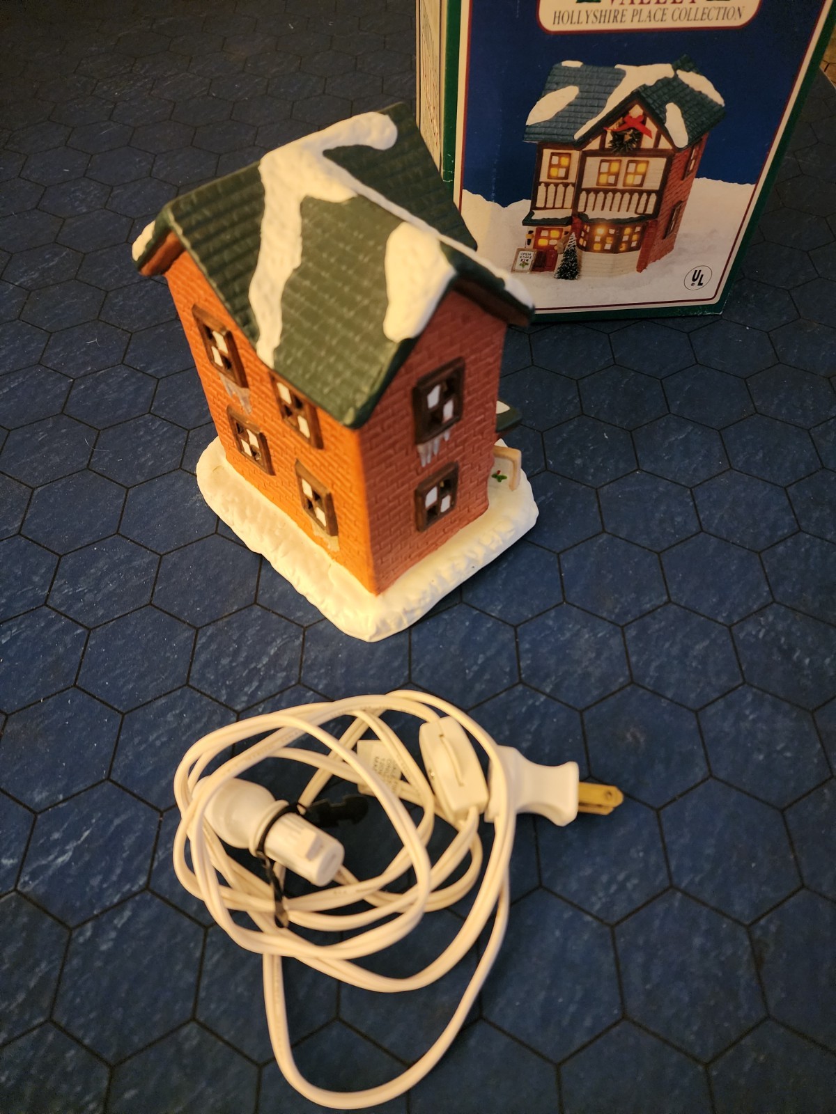 Christmas Valley Hollyshire Place Collection House with Box and Light