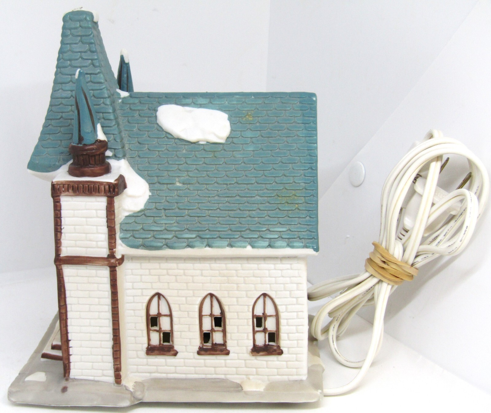 Dickens Collectables Lighted Porcelain Church.