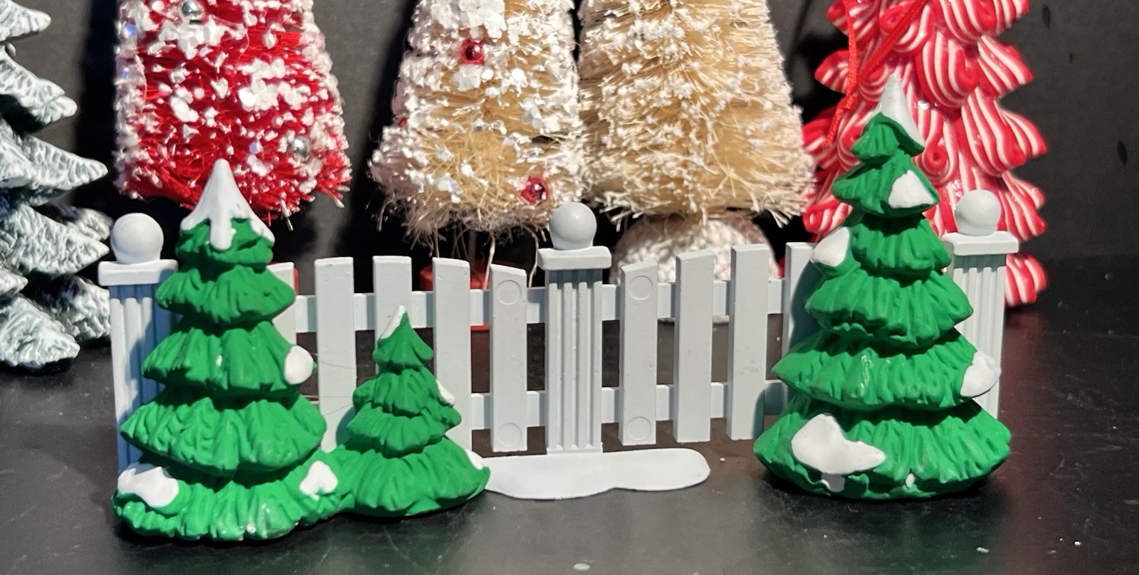 VTG CHRISTMAS VILLAGE WHITE PICKET FENCE w/CHRISTMAS TREES