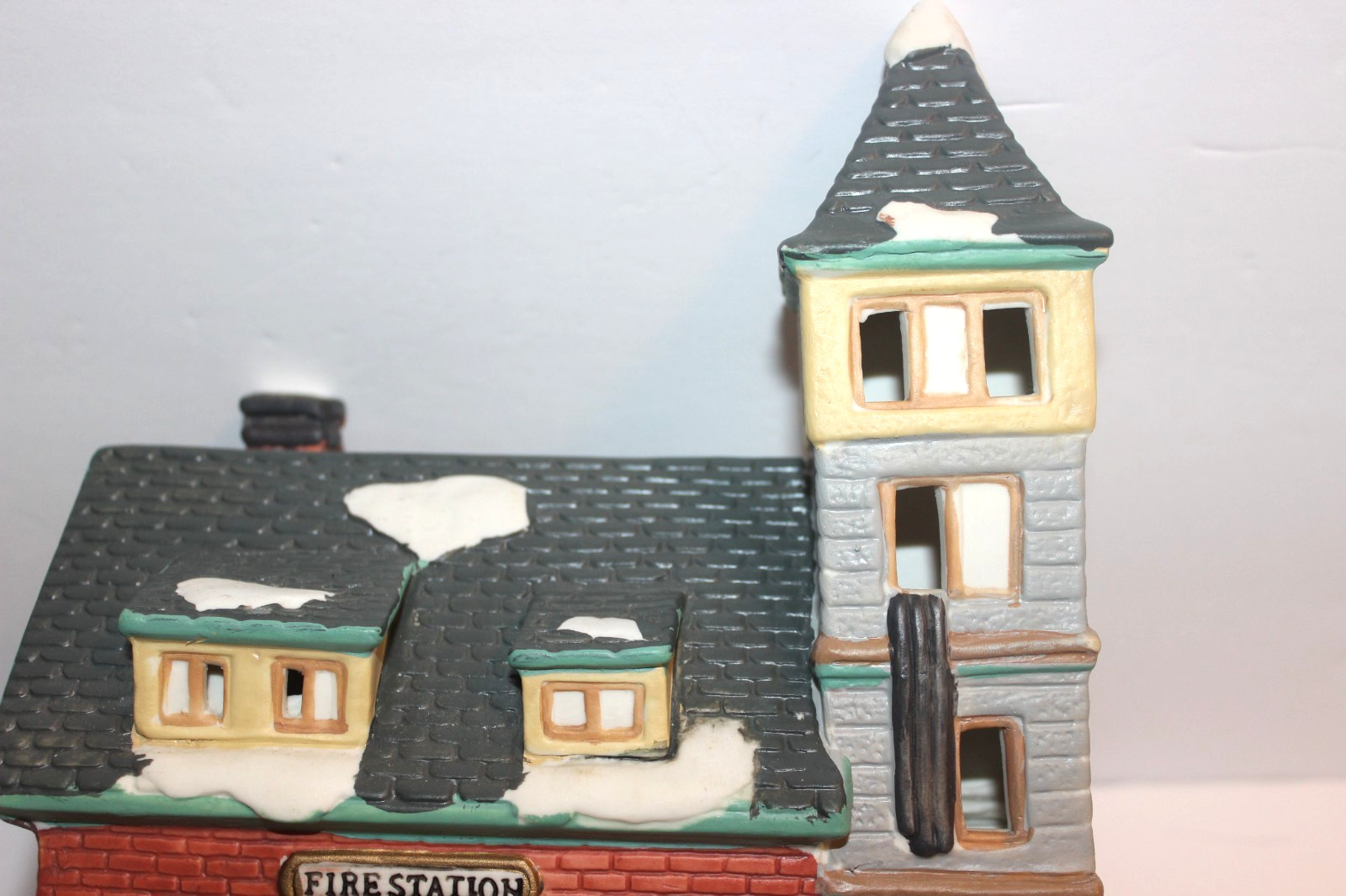 Caldor Village Square FIRE STATION Lighted Christmas Village Porcelain Painted
