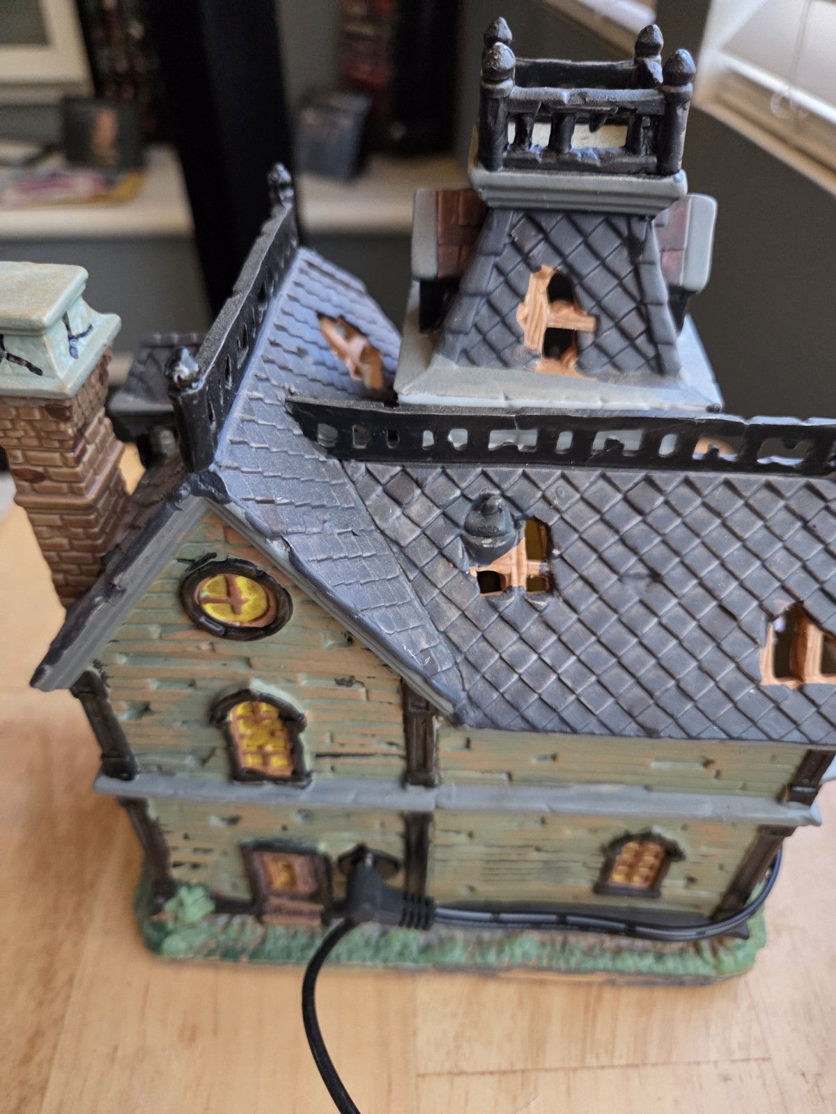 Lemax Spooky Town Dreadful Manor Illuminated Gothic Haunted House Halloween 10in