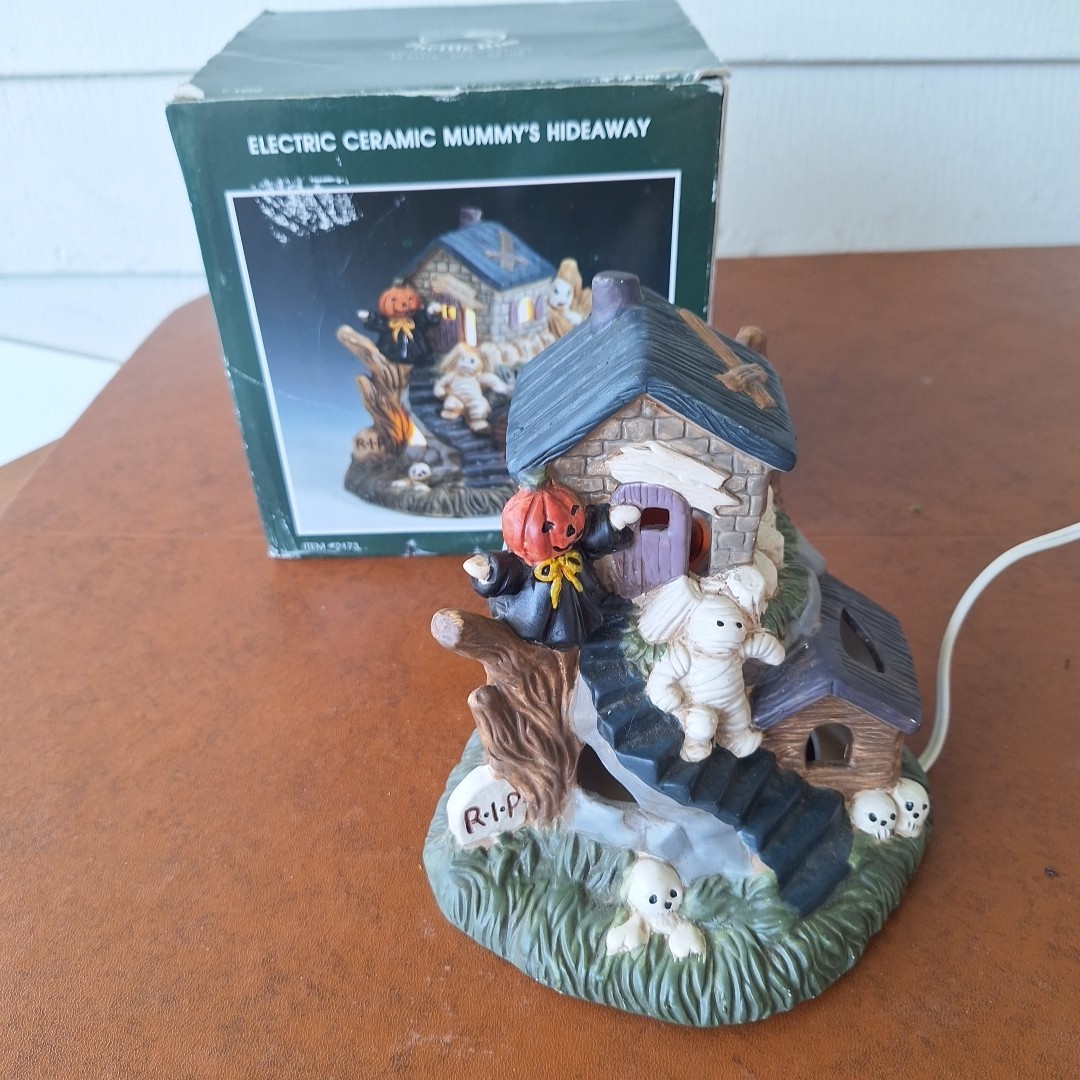 Vintage 1992 Halloween Pacific Rim Ceramic 7.75” Haunted House Castle Spooky