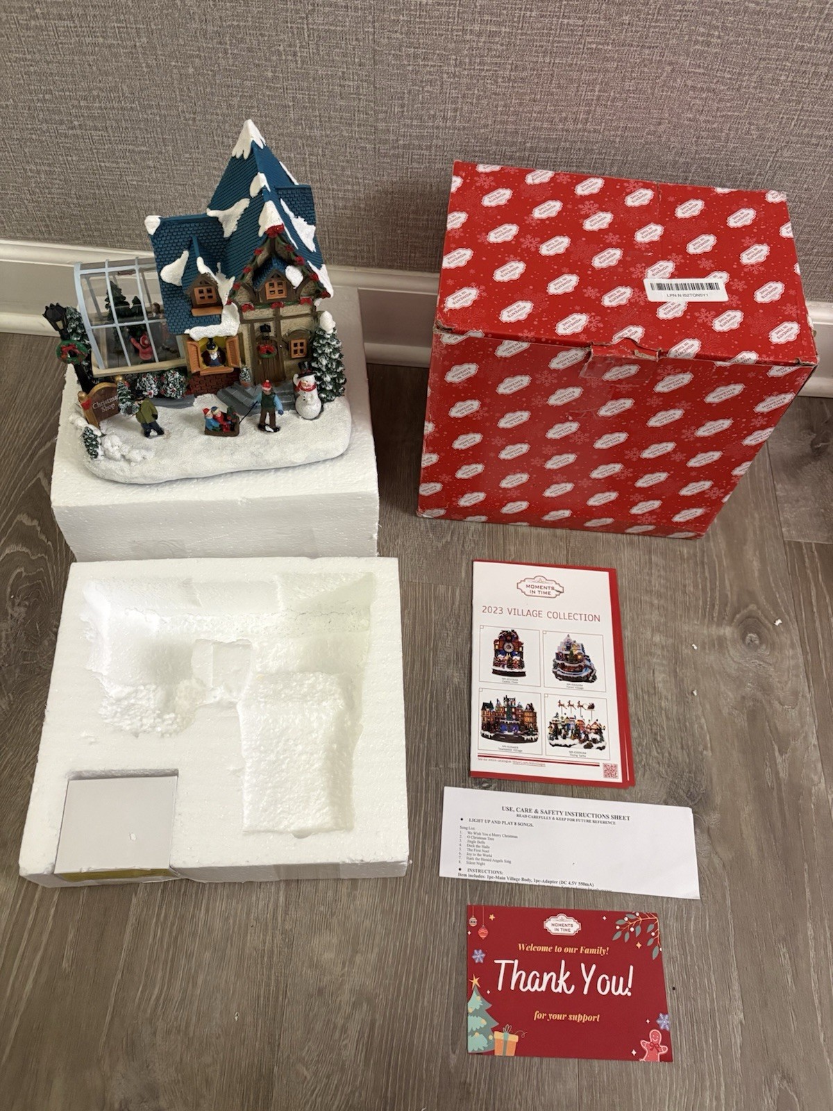 MOMENTS IN TIME 2023 CHRISTMAS SHOP ANIMATED VILLAGE HOUSE W/ BOX TESTED