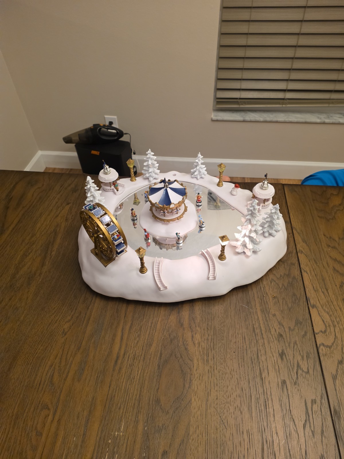 Trendmasters 1997 Christmas Magic Winter Wonderland Musical Ice Skating Carnival