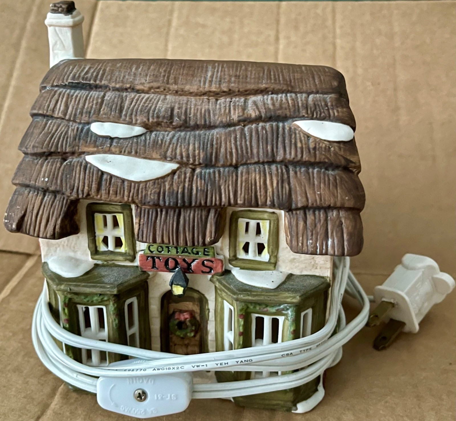 1988 DEPT 56 DICKENS VILLAGE PEMBROKE COTTAGE TOY SHOP DEPARTMENT 56 LIGHTED DIS