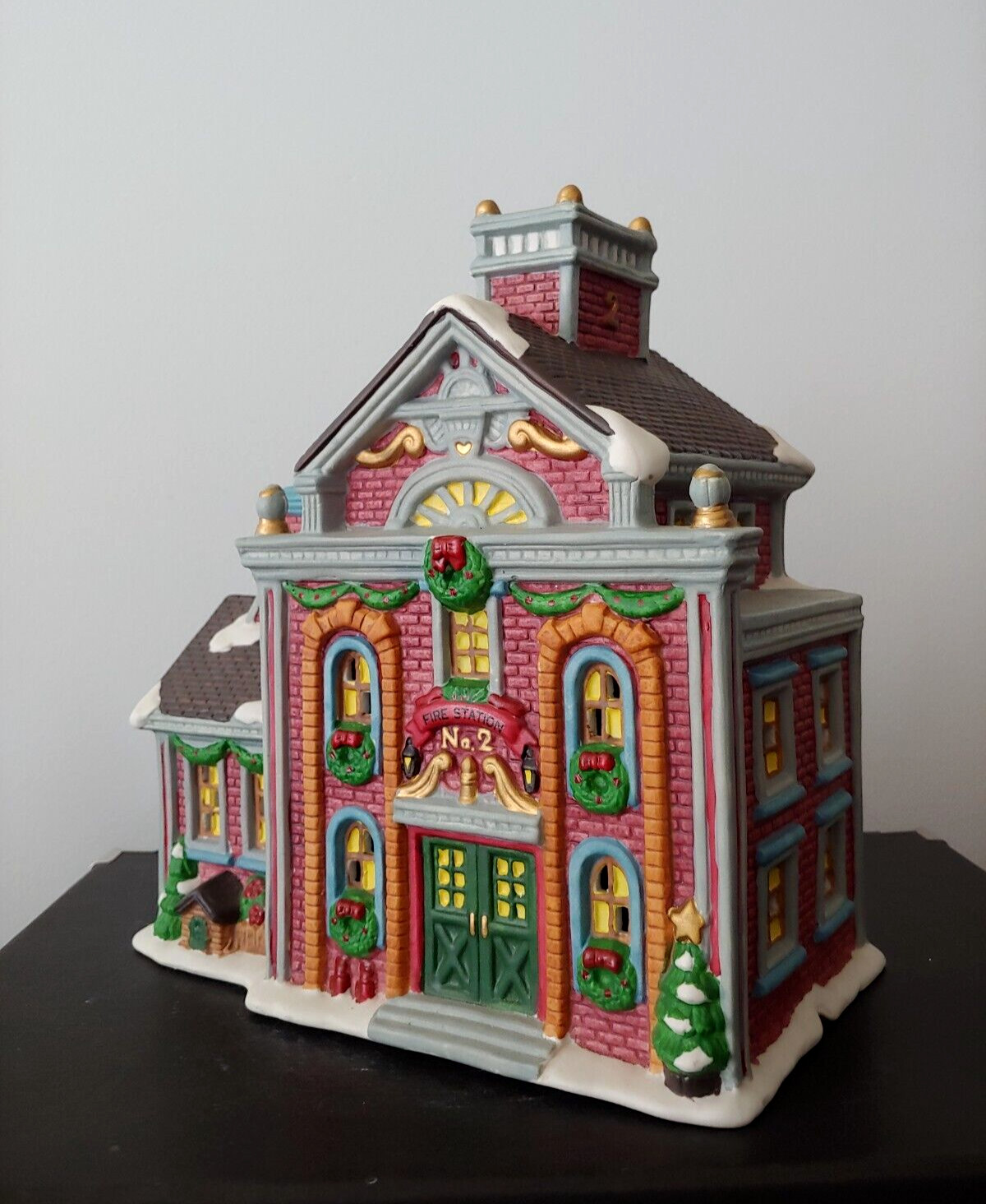 VICTORIAN FIRE STATION Longrich Ltd 1998 Christmas Village 9″ Porcelain House