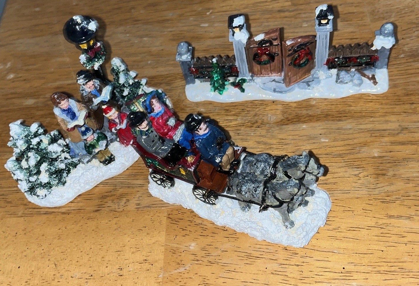 christmas village-Gate/Fence, Carolers’, 2- Horse Carriage St. N Square,