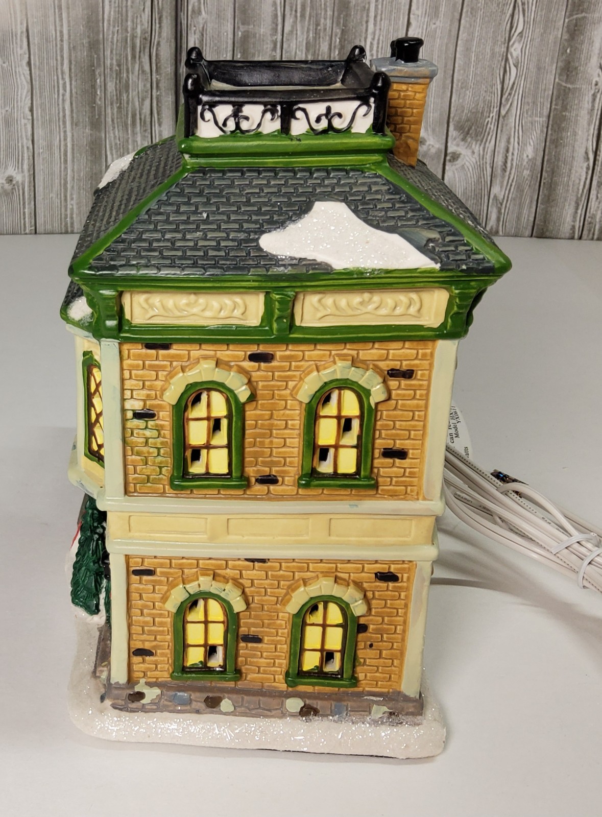 HOLIDAY INSPIRATIONS “GARDEN SHOP” LIGHT UP PORCELAIN CHRISTMAS HOUSE W/BOX