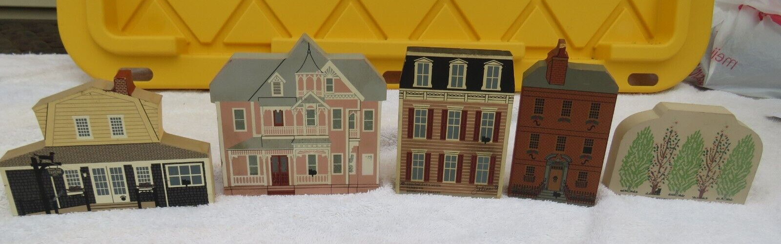 Vintage-Cat’s Meow Lot of 5 – 1990’s Wooden 4 Buildings and 1 Block of Trees