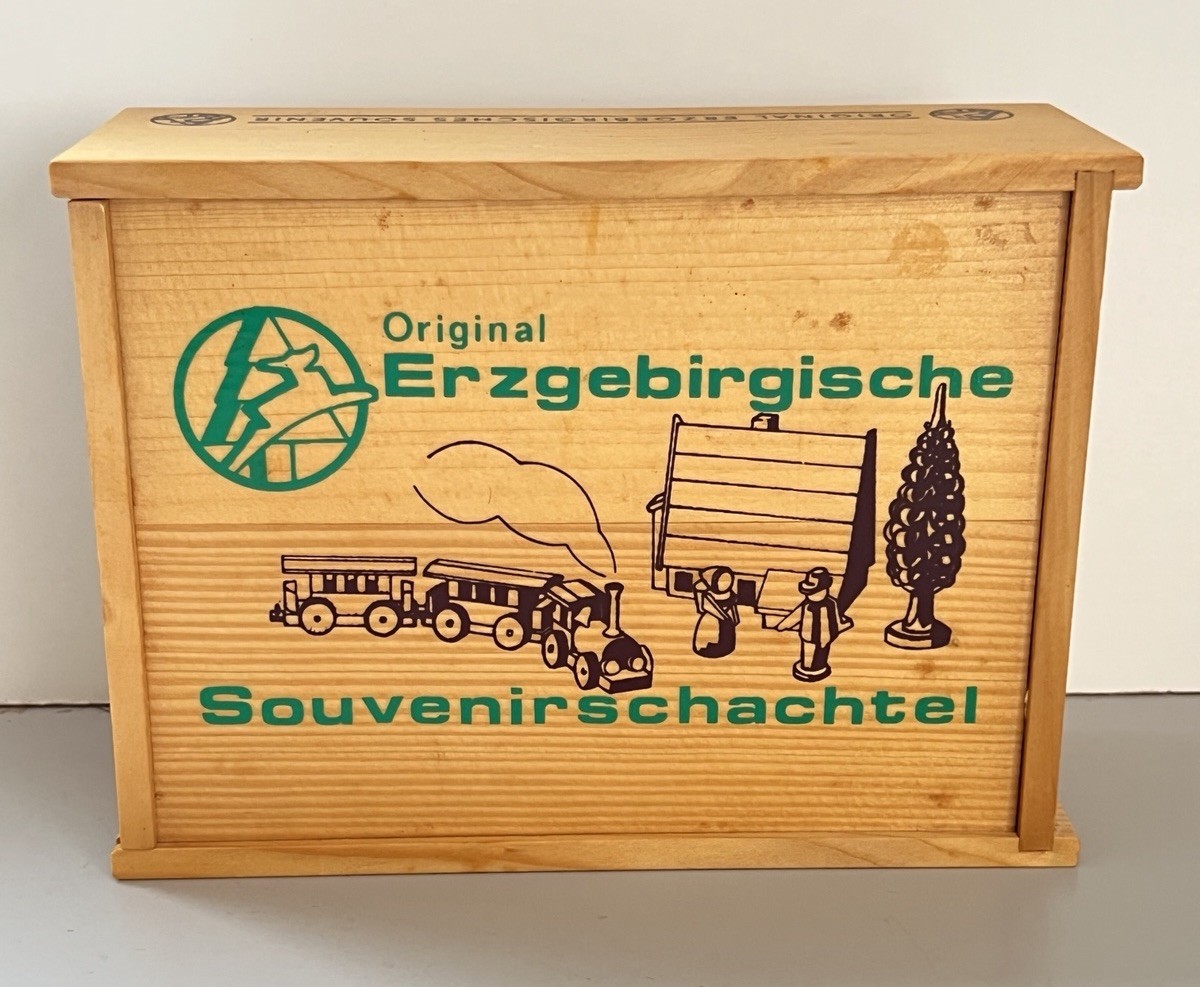 EUC Erzgebirgische Souvenirschachtel Wooden Village Trees Train & People Vintage