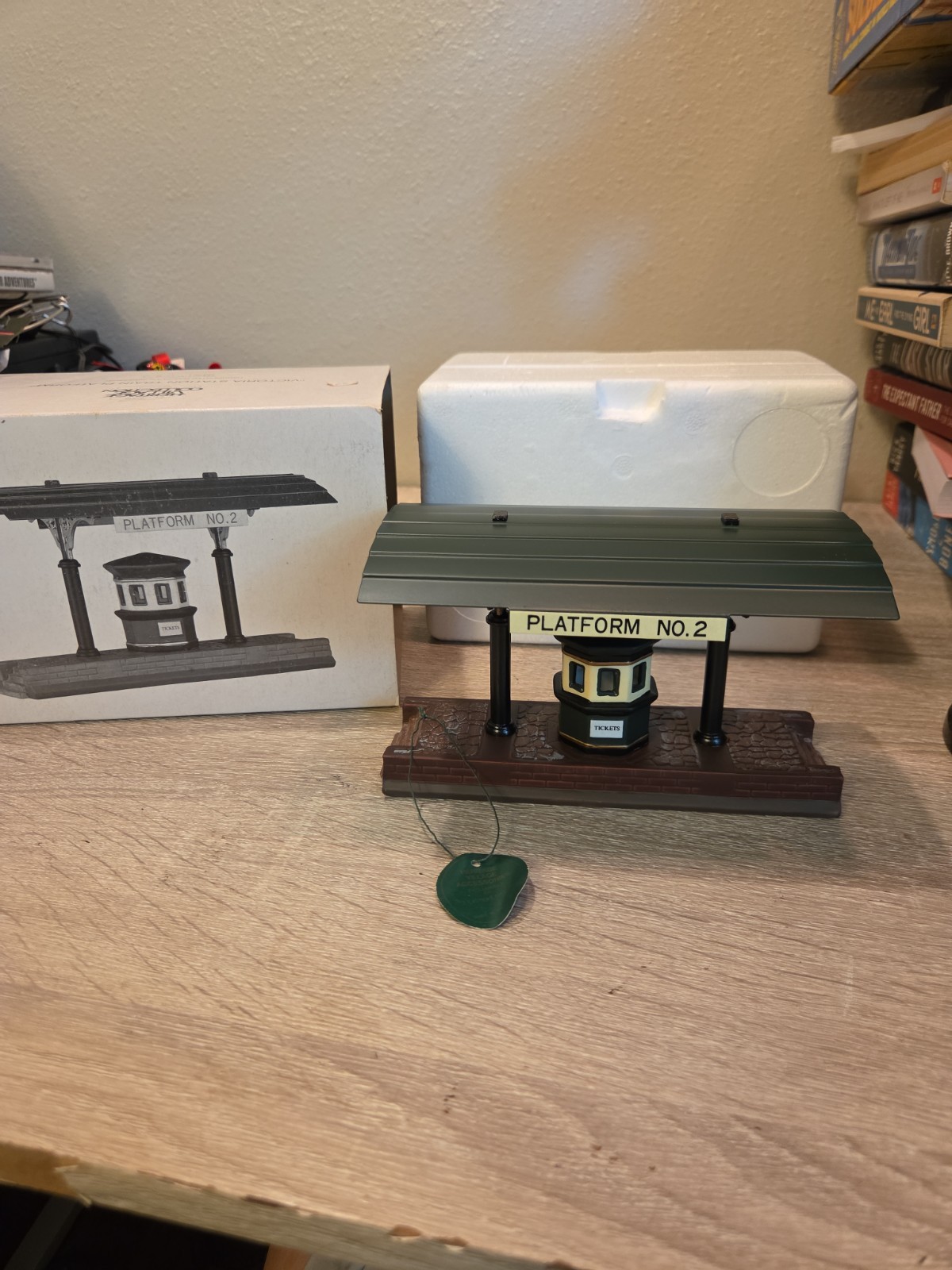 Dept 56 Heritage Village Collection Victoria Station Train Platform 5575-1 W/Box