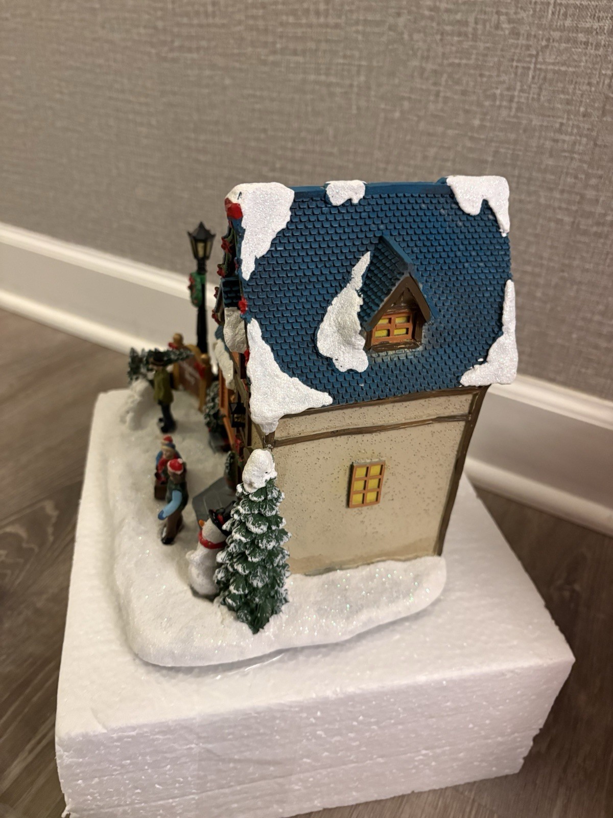 MOMENTS IN TIME 2023 CHRISTMAS SHOP ANIMATED VILLAGE HOUSE W/ BOX TESTED