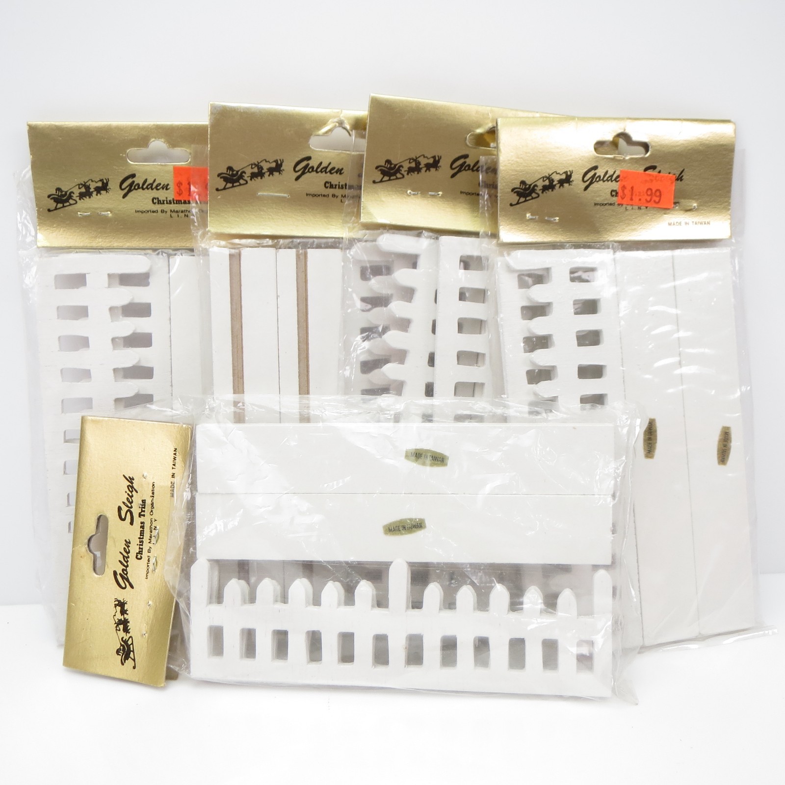Vintage Golden Sleigh Wood White Picket Fence Christmas Village Acc – Lot of 10