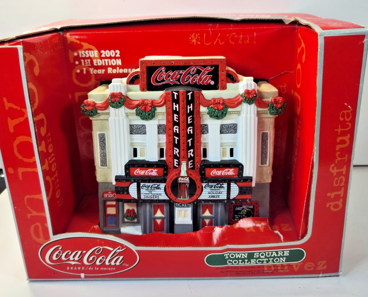 COCA COLA TOWN SQUARE COLLECTION THEATRE 2002 1ST ED CHRISTMAS VILLAGE