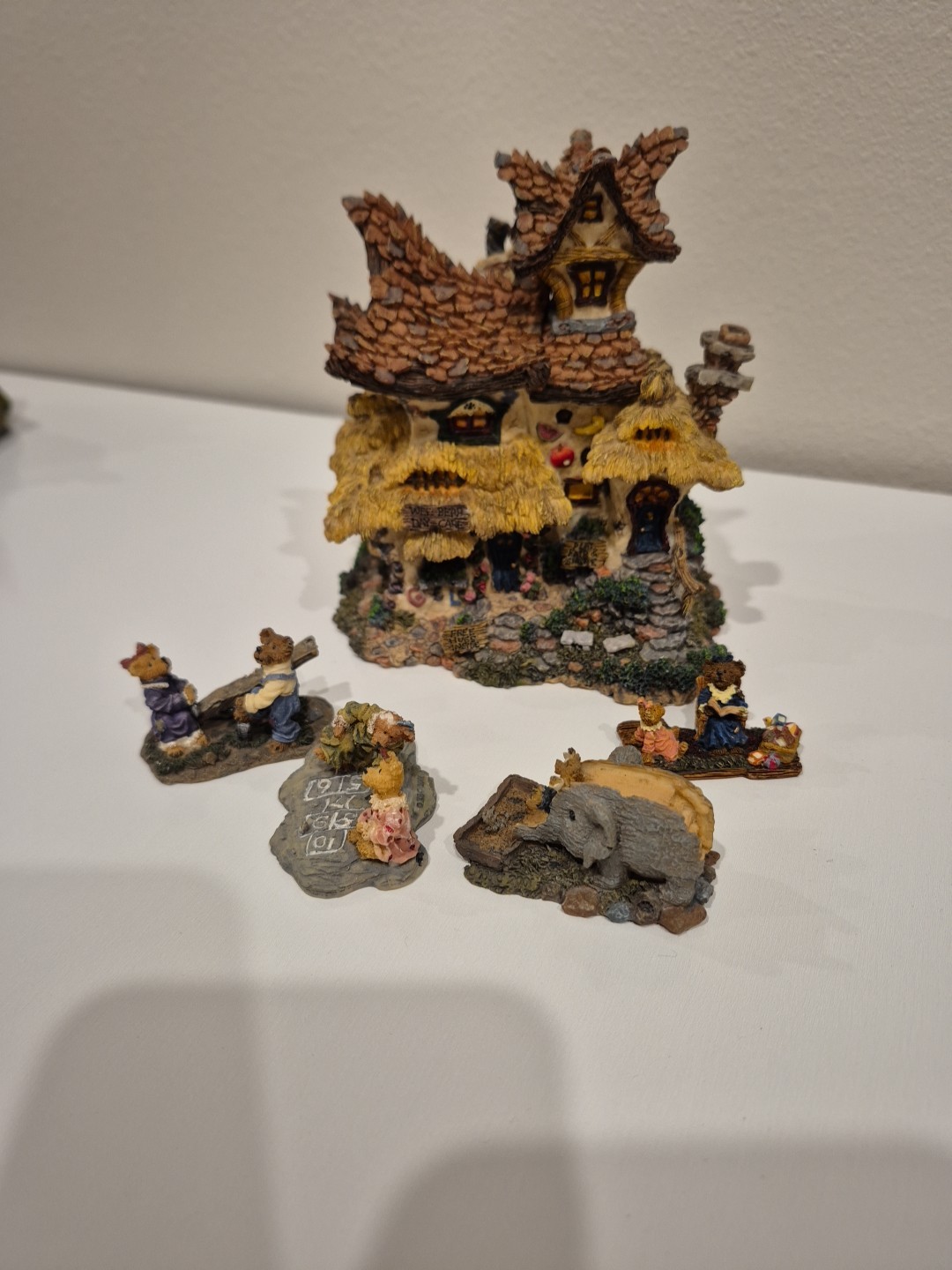 Lot 8 Boyds Town Bearly Built Villages & 31 Mini Figuries