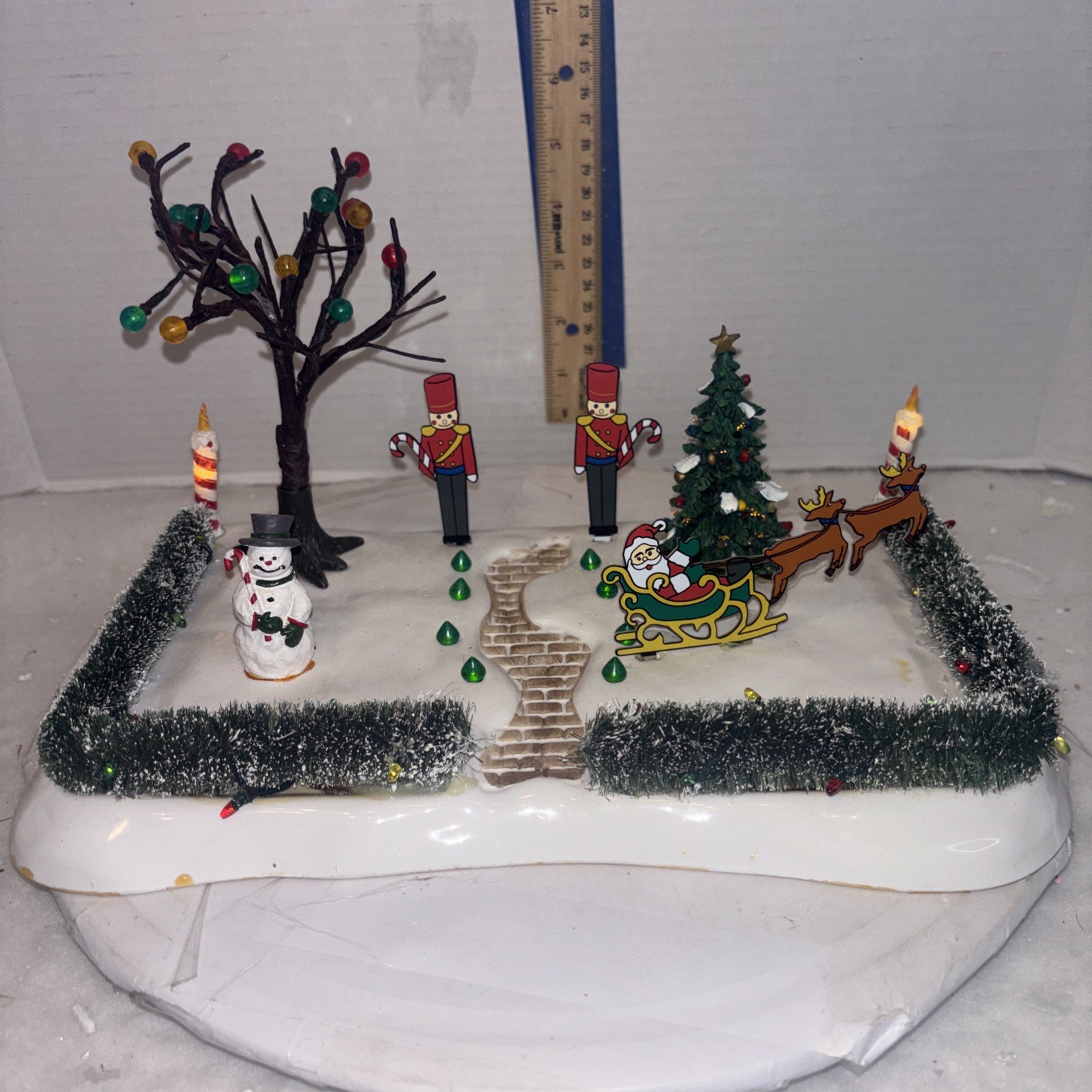 Frosted Fun Lemax Christmas Lighted Festive Front Yard Soldier Santa Village ’03