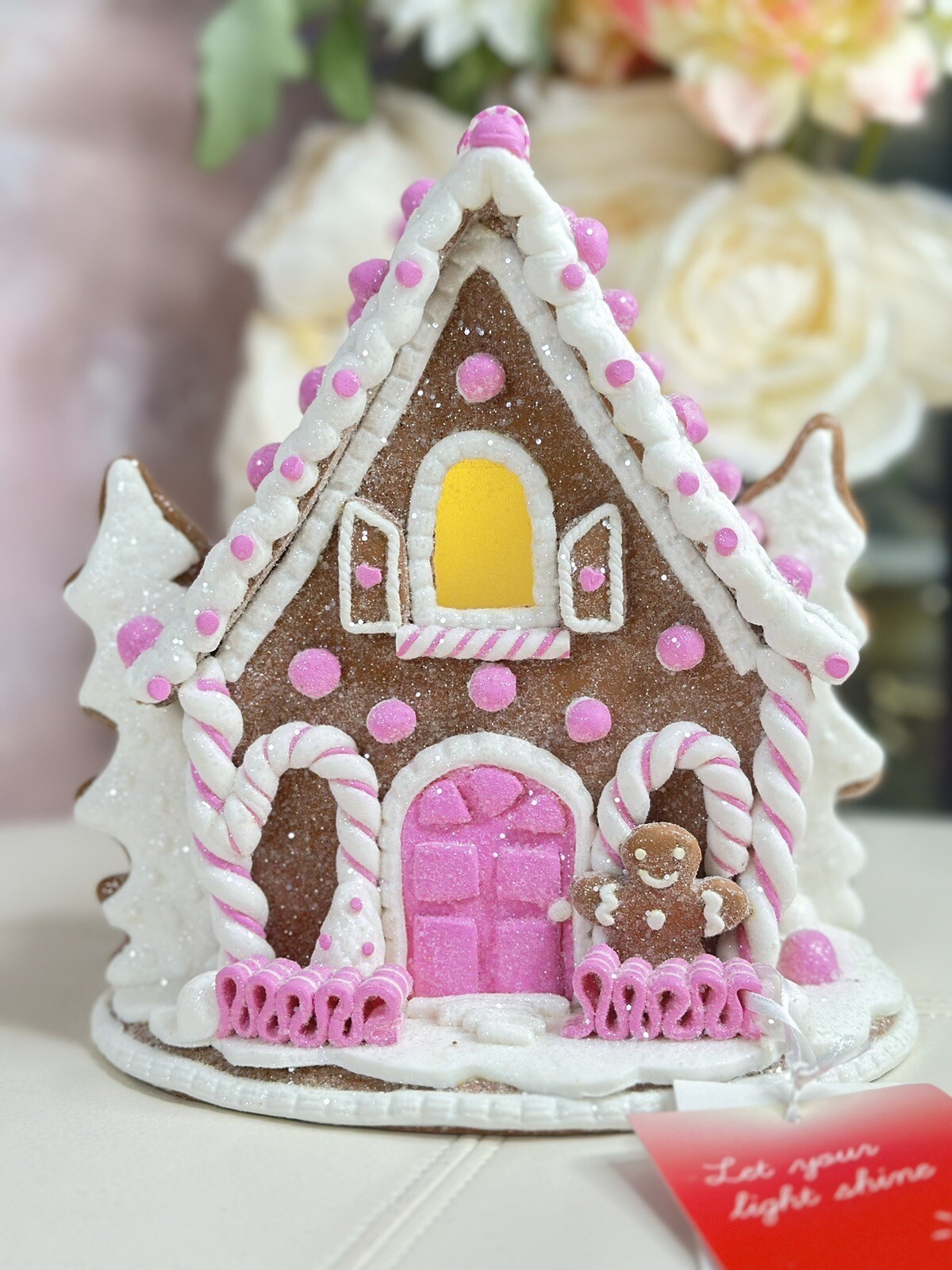 CHRISTMAS 8.5″ BEIGE LIGHT UP GINGERBREAD HOUSE W/PINK CANDYS, COOKIE, TREES NEW