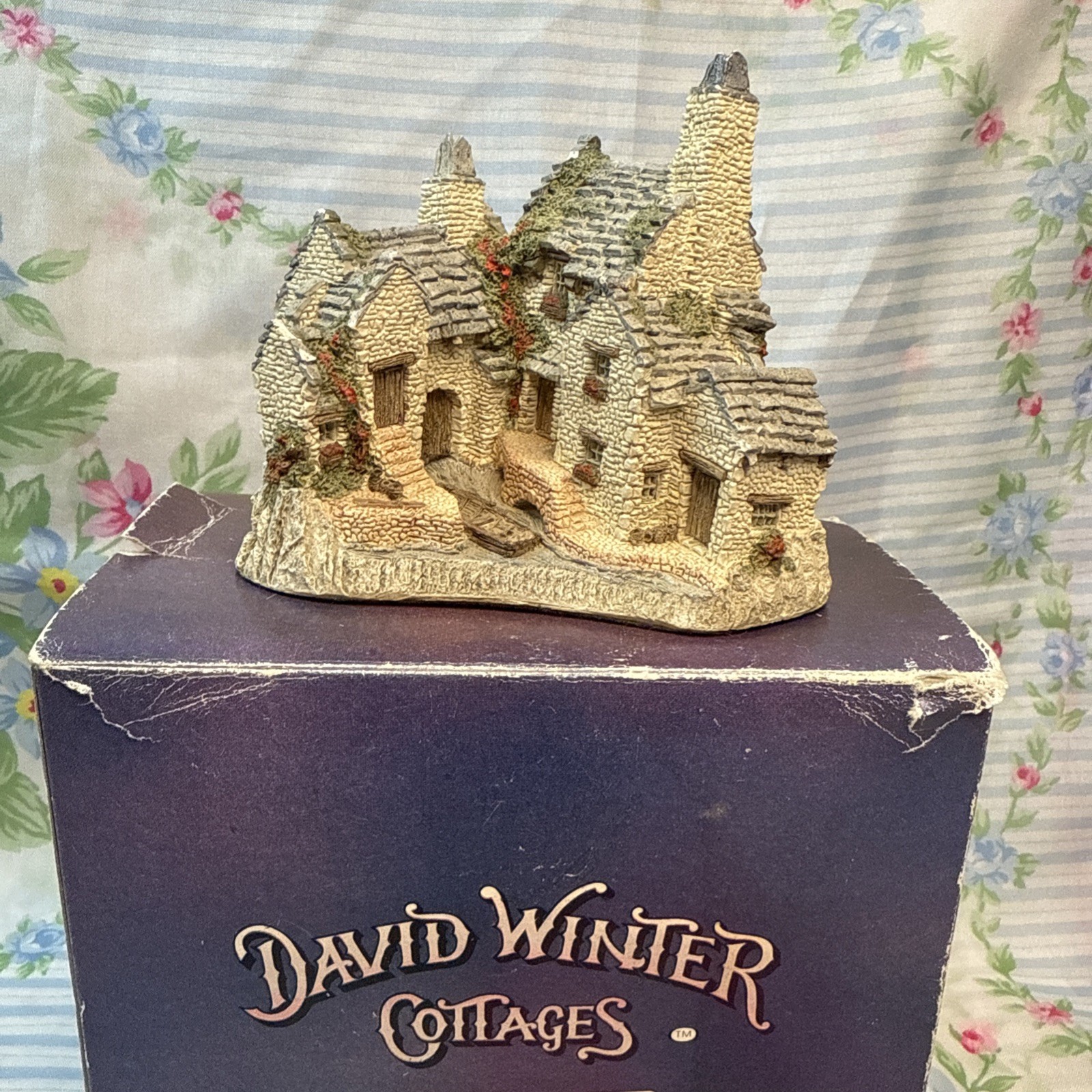 David Winter Cottages “The Fisherman’s Wharf” 1983 Hand painted 4” Figurine