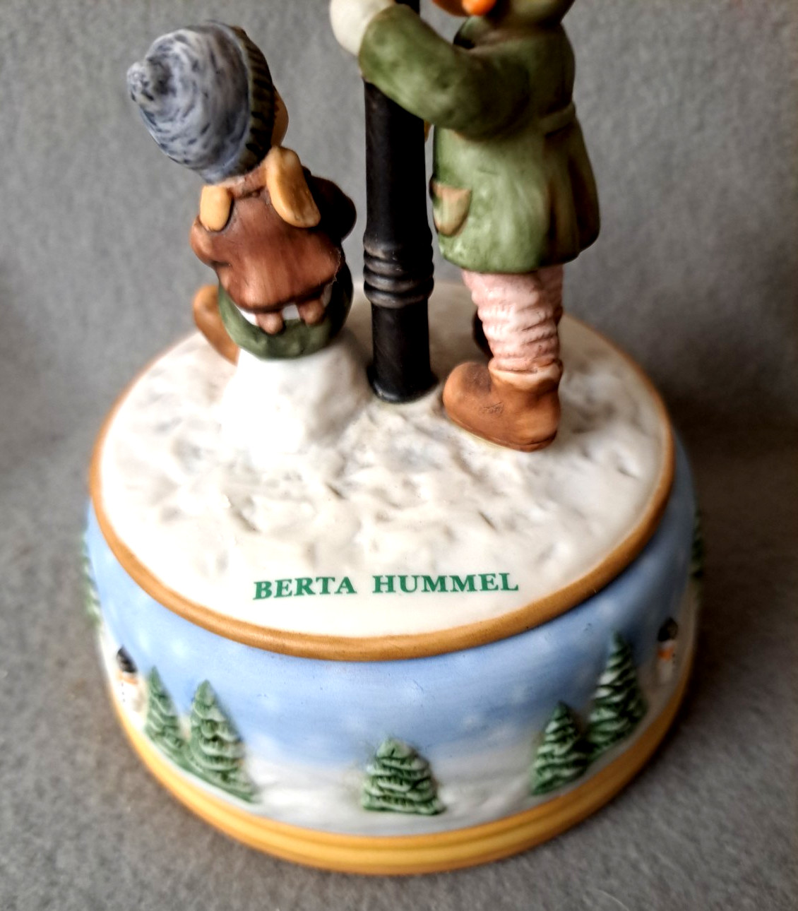 2003 Berta Hummel ” Making Spirits Bright” 6″ Musical Figurine “White Christmas”