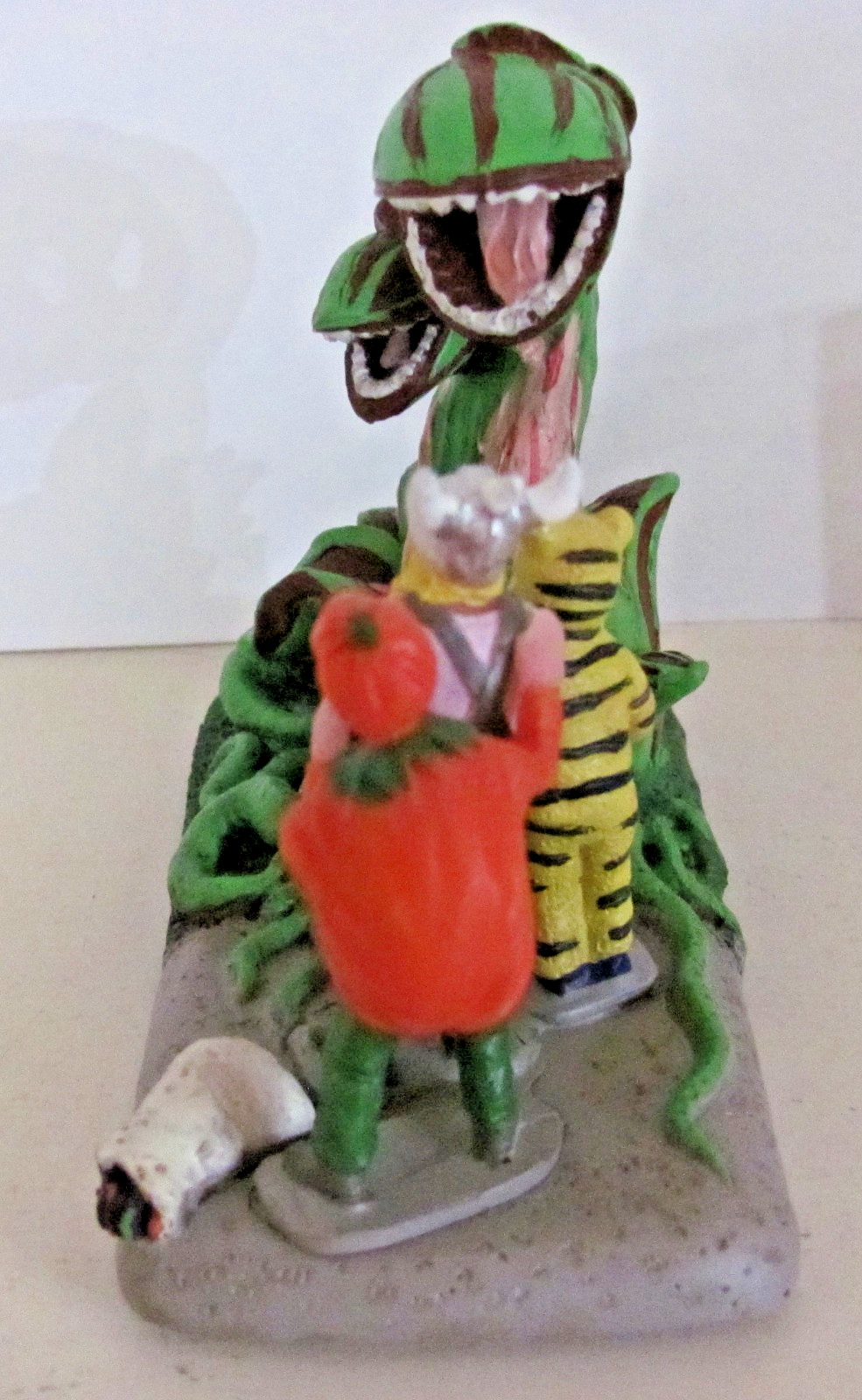 Lemax Spooky Town Table Accent – Terrified Trick-or-Treaters #43701