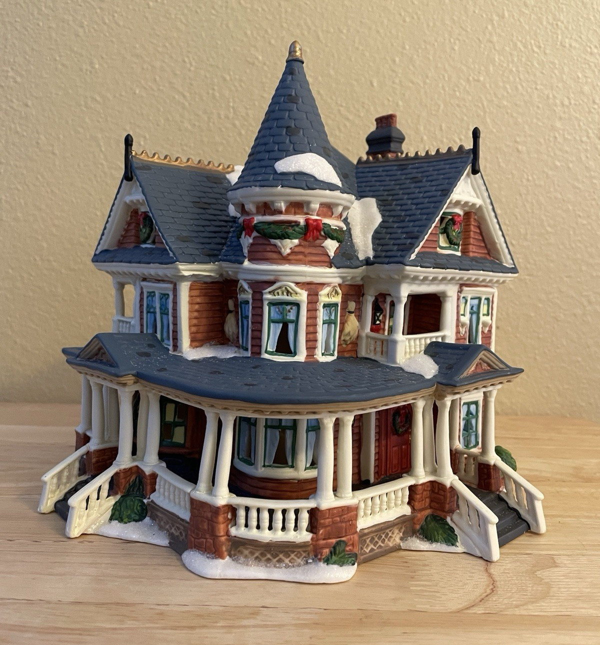 Parmore Estates Bed & Breakfast Holiday Inspirations Lighted House