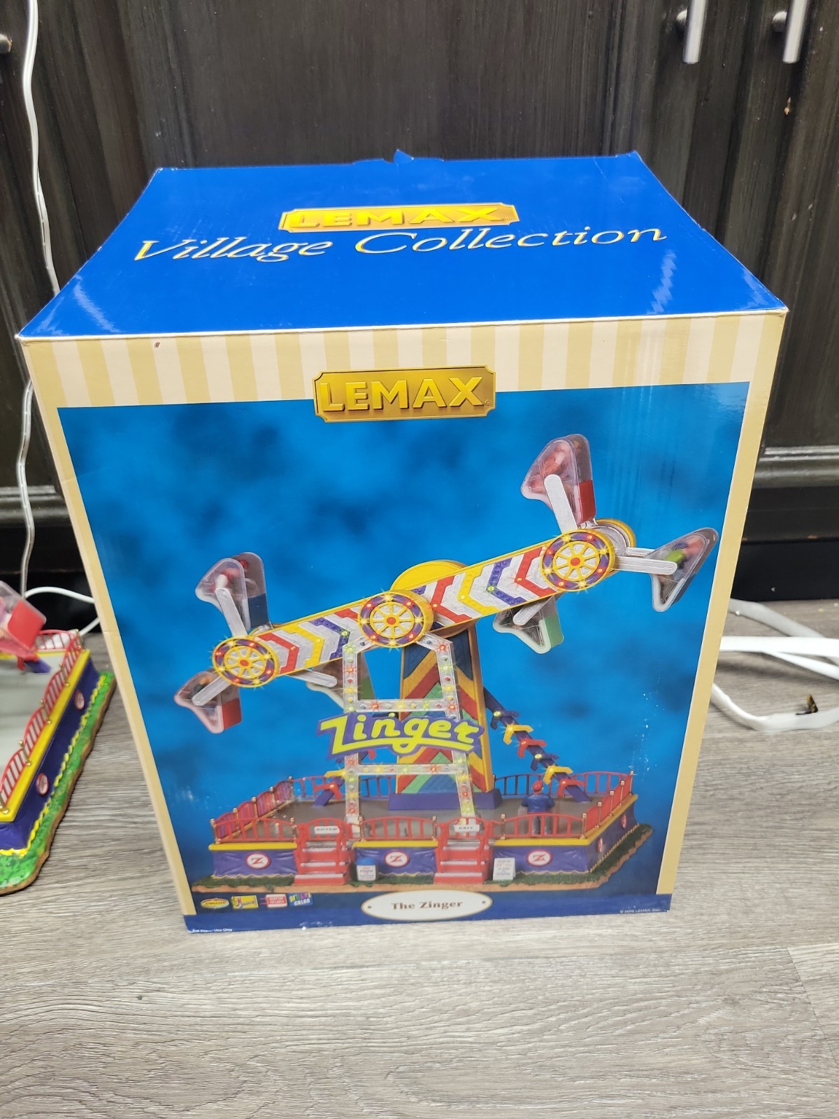 LEMAX Carole Towne THE ZINGER Animated Holiday Village Carnival Lights & Sound