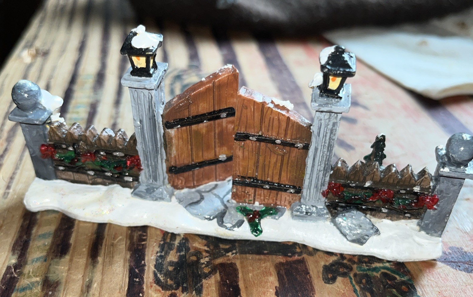 christmas village-Gate/Fence, Carolers’, 2- Horse Carriage St. N Square,