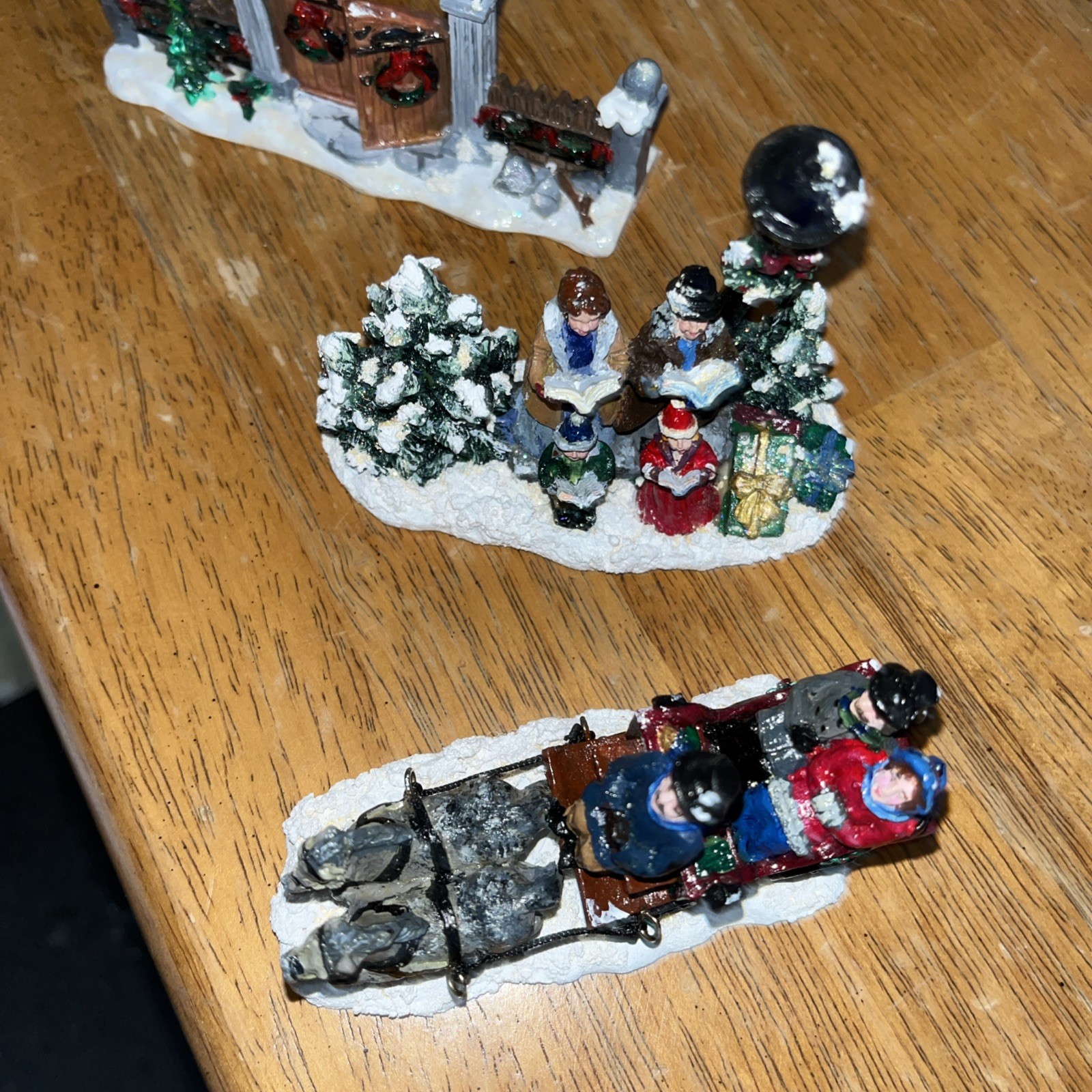 christmas village-Gate/Fence, Carolers’, 2- Horse Carriage St. N Square,