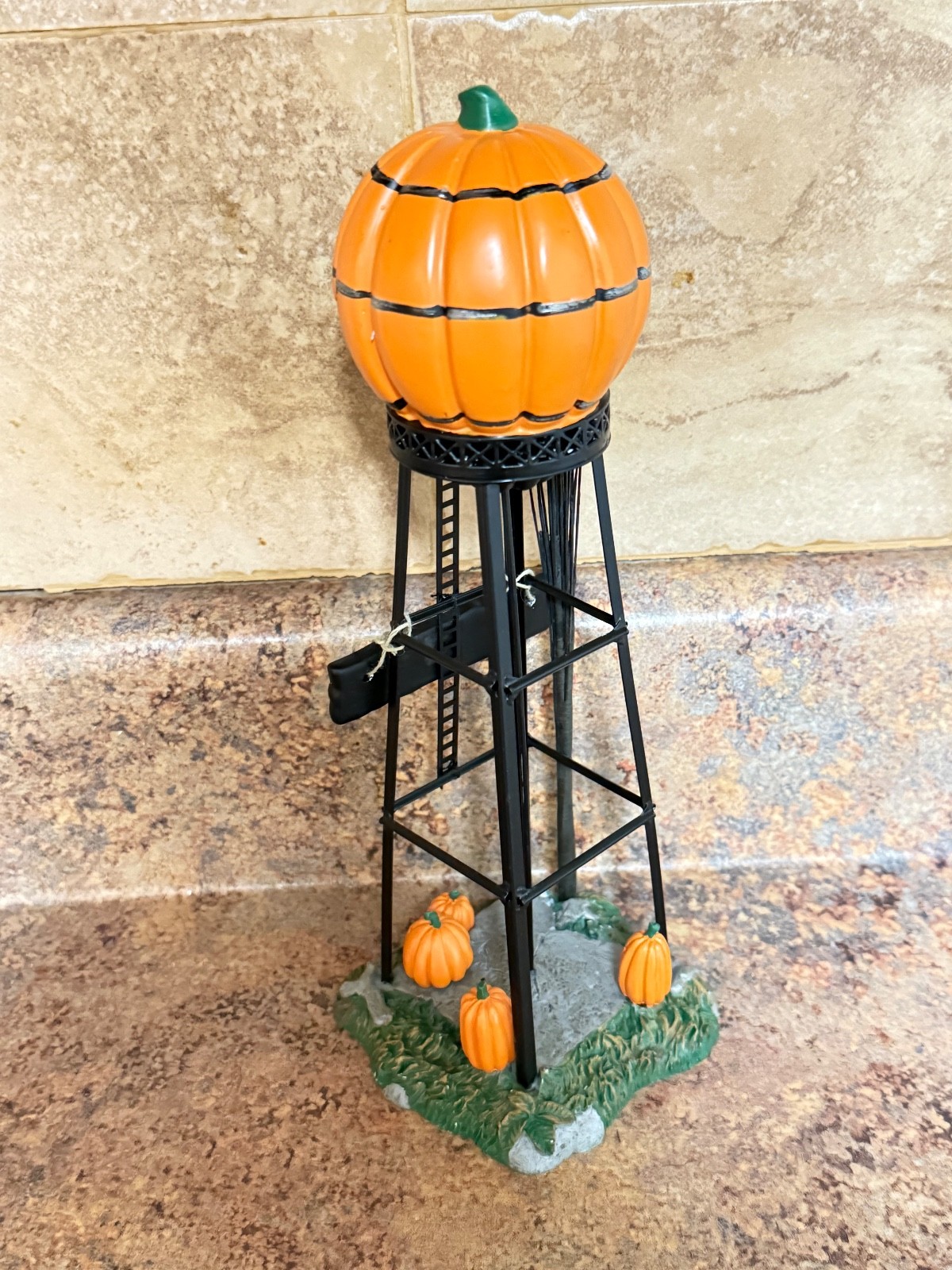 DEPARTMENT 56 HALLOWEEN WATER TOWER 56.53223 JDL