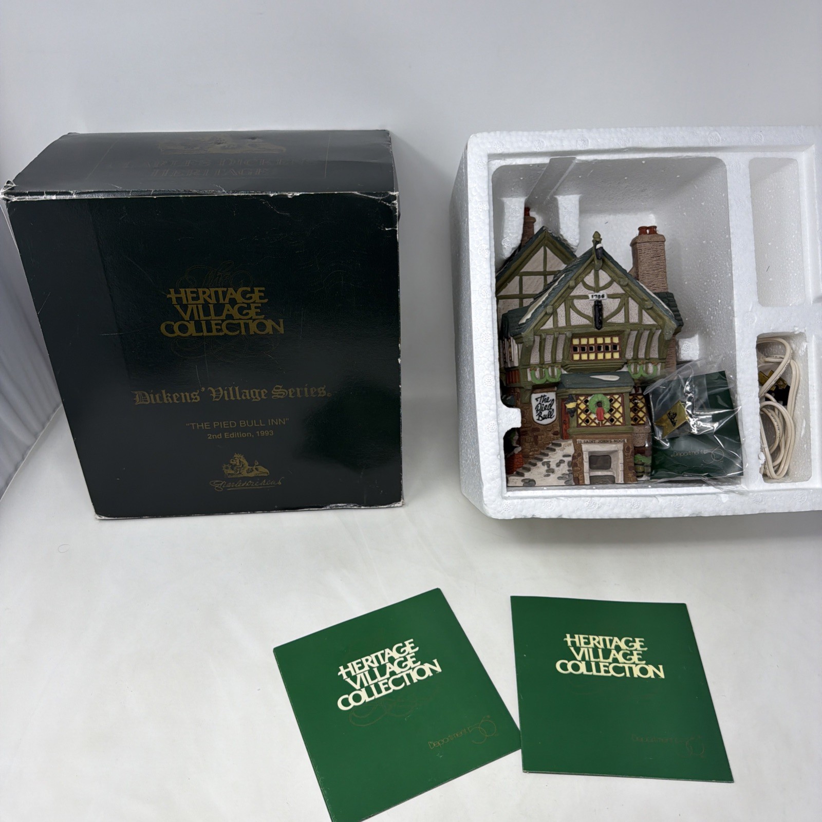 Dept 56 Dickens Village Series THE PIED BULL INN 2nd Edition 1993 5751-7 NEW