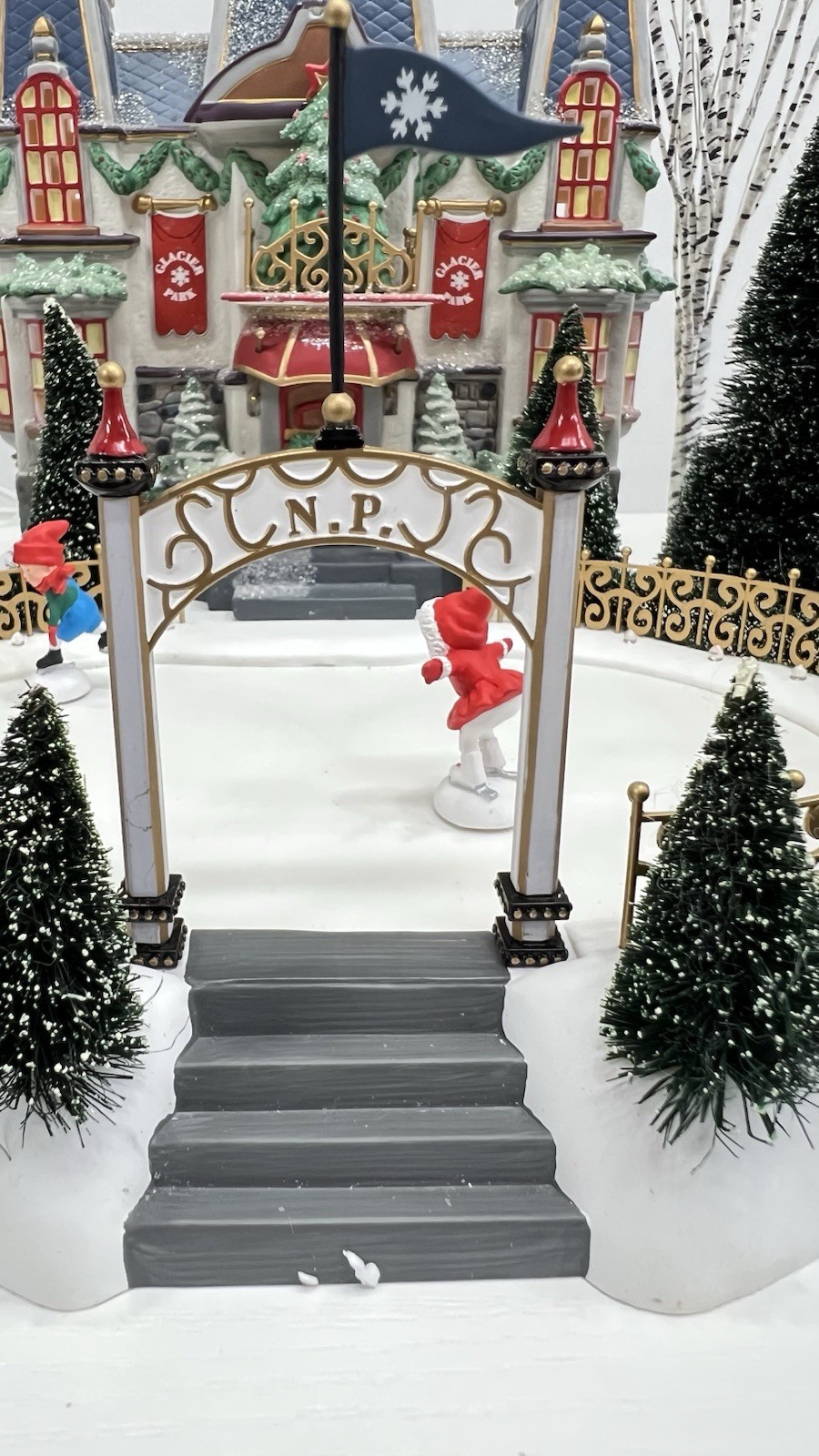 Dept 56 North Pole Series”Glacier Park Pavilion” Holiday Gift Set Please Read !