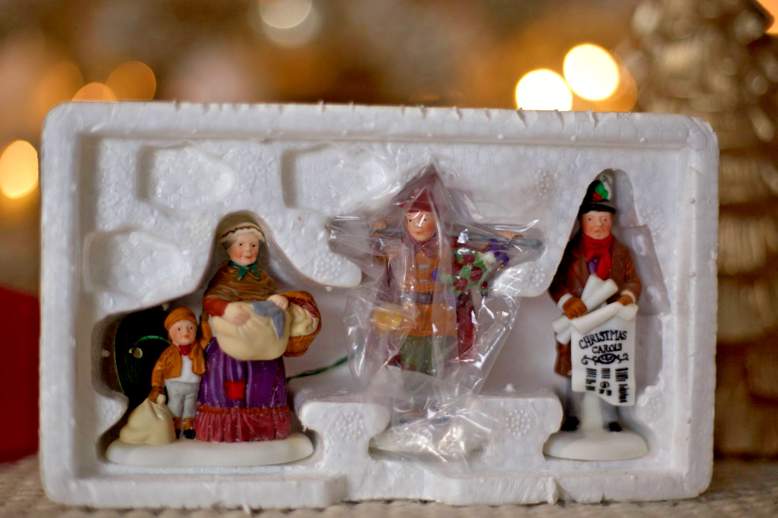 Dept 56 Dickens Village RETIRED Market Lot Bakers Bread Bird Seller (8)