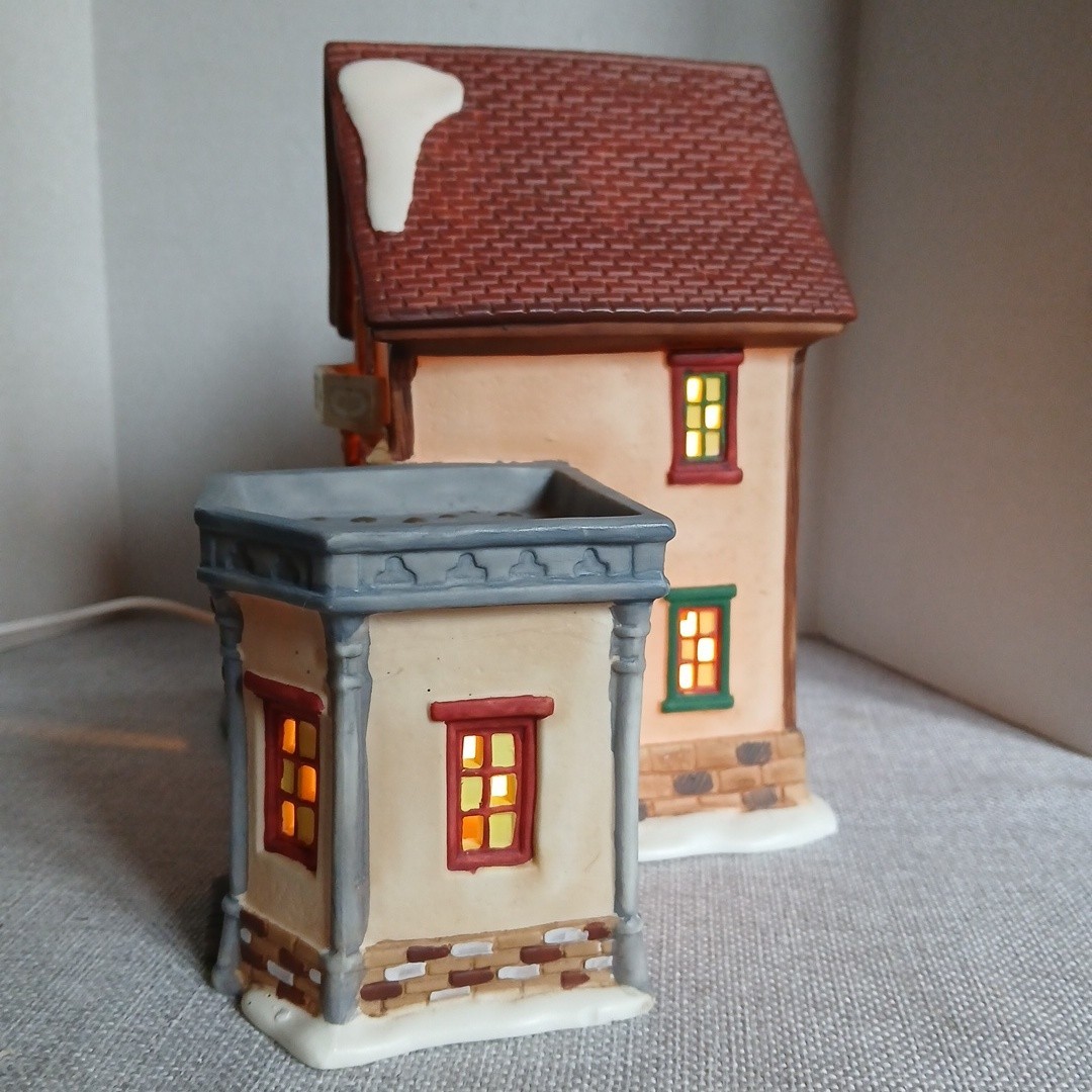 Vintage Holiday Time Village Collectibles P7155 Christmas Decor people in Window