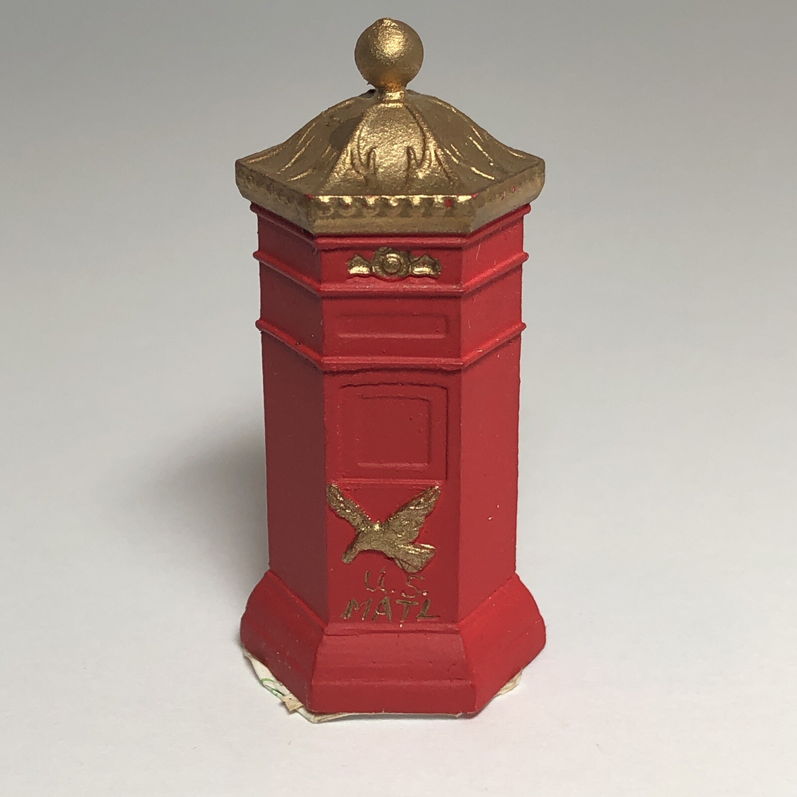 1994 Lefton Colonial Christmas Village Figurine Red Mailbox English Style 01392