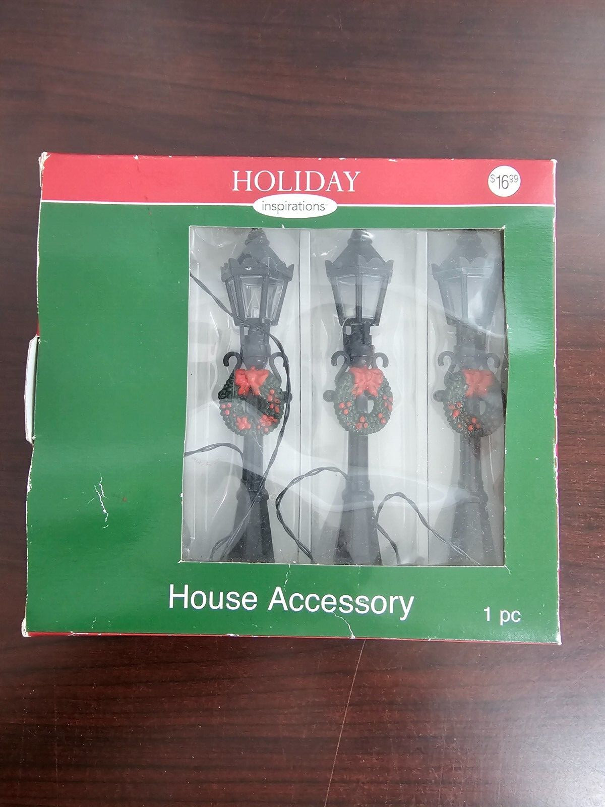 1 Holiday Inspirations House Accessory Street Lights With Wreaths, light up