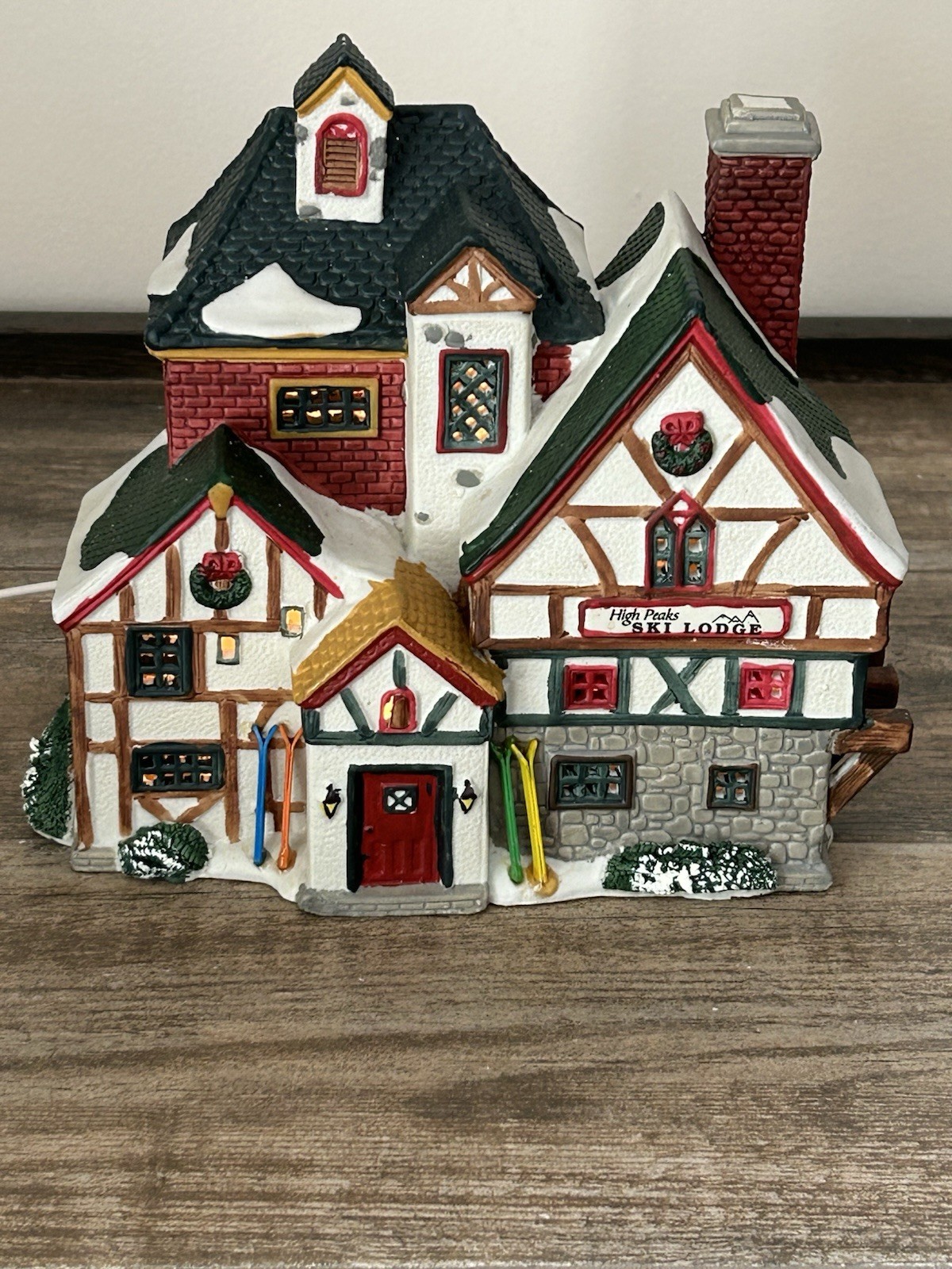 LEMAX Village Collection VAIL Lighted High Peaks Ski Lodge House Christmas 1996