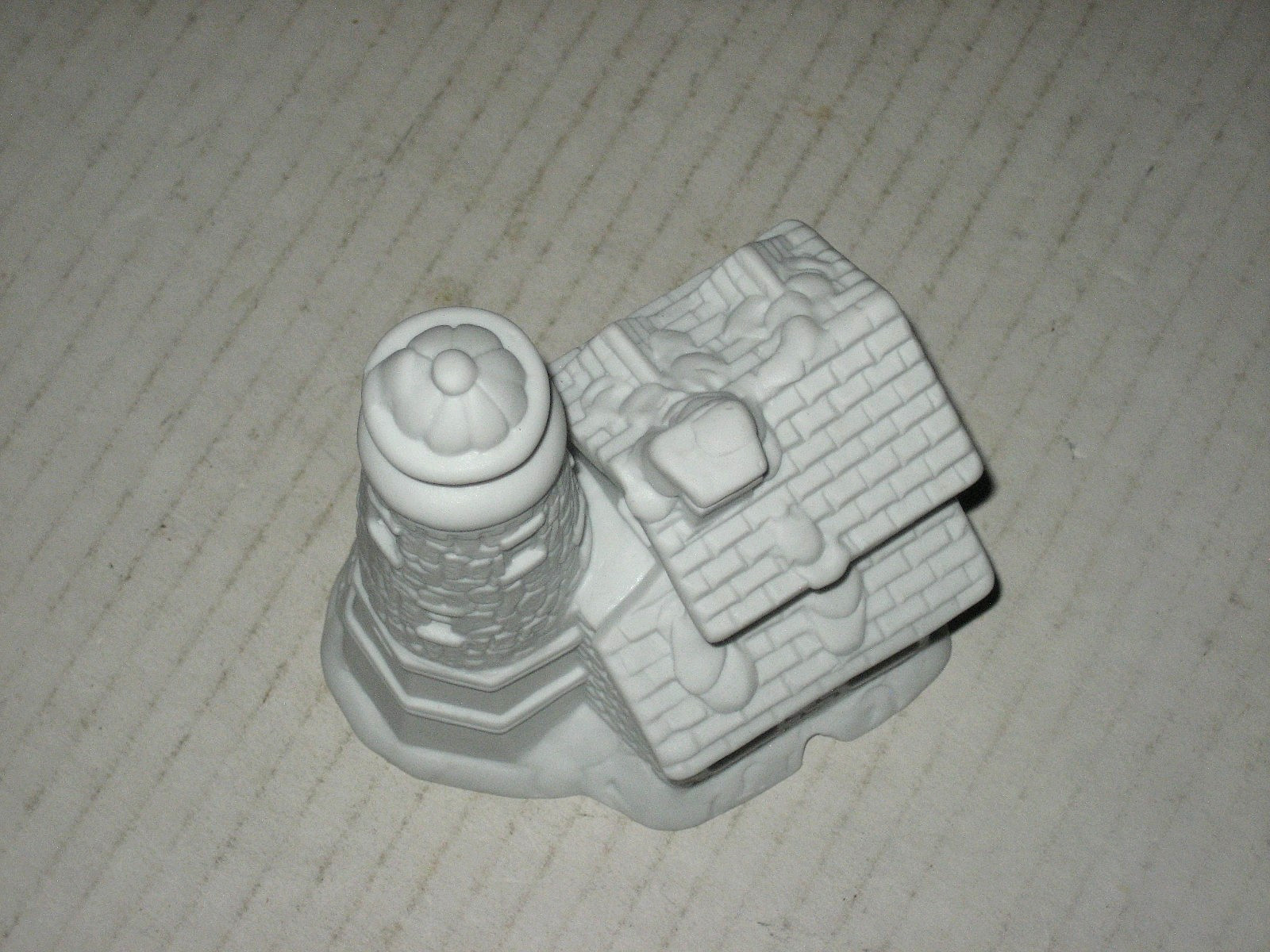 PORCELIN HOUSE/LIGHTHOUSE COTTAGE/UNPAINTED/NOS nice SEE PICS