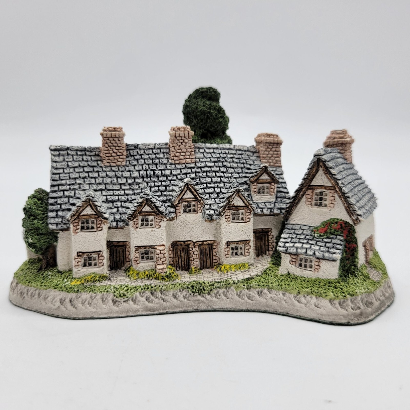 David Winter Cottages Craftsmens Cottage Collectible Figurine 1985 Great Britain