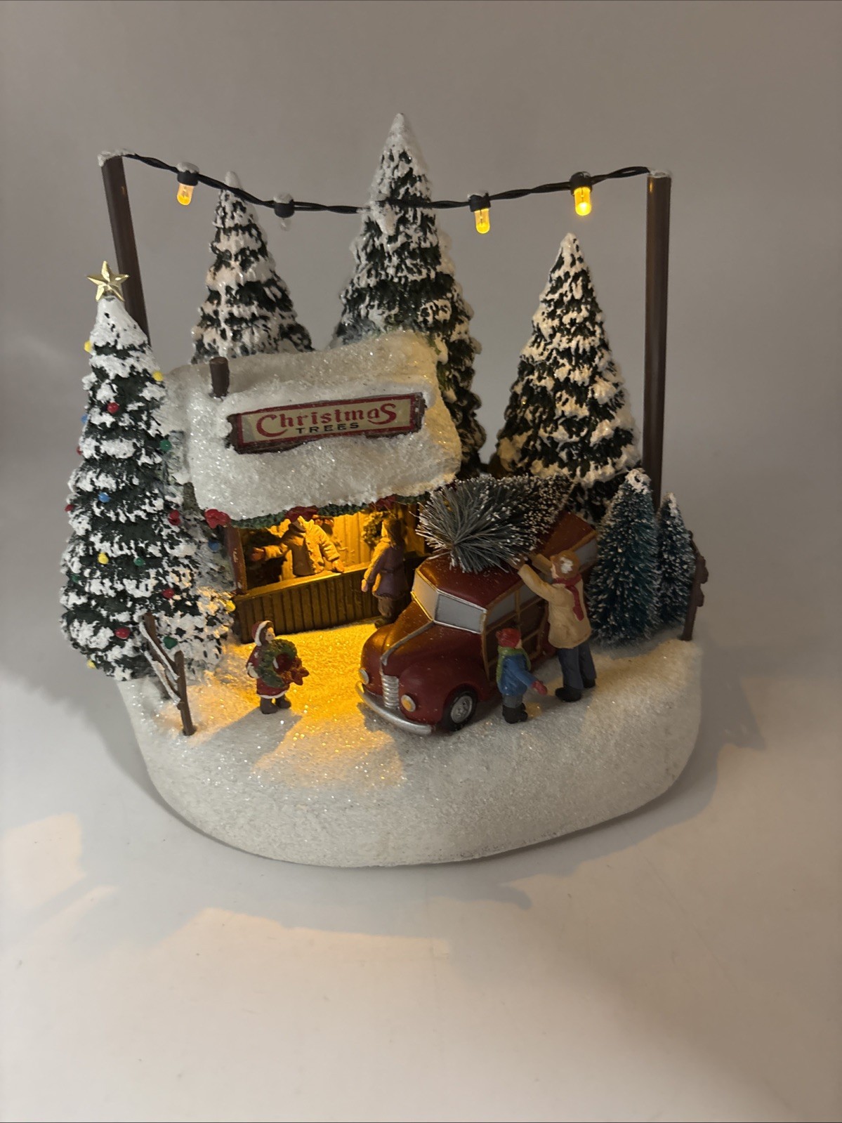 Beautiful!!! Thomas Kinkade Illuminated Christmas Village Family Tree Lights Up!