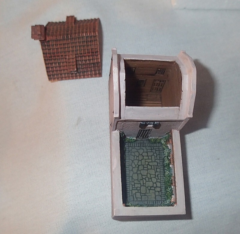 The Pink House by Shelia’s – Tr002 – English Tavern 1690 – 1694 – Trinket Box