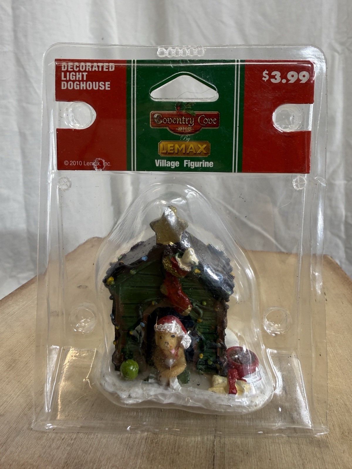2010 Coventry Cove by LEMAX Village Figurines DECORATED LIGHT DOGHOUSE, NIP